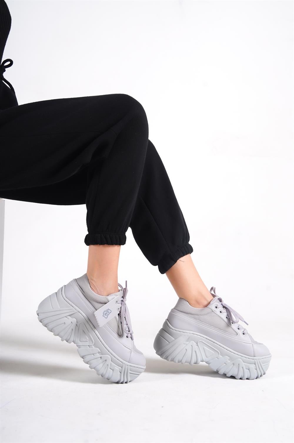 Capone Front Lace High Track Sole Woman Sneaker