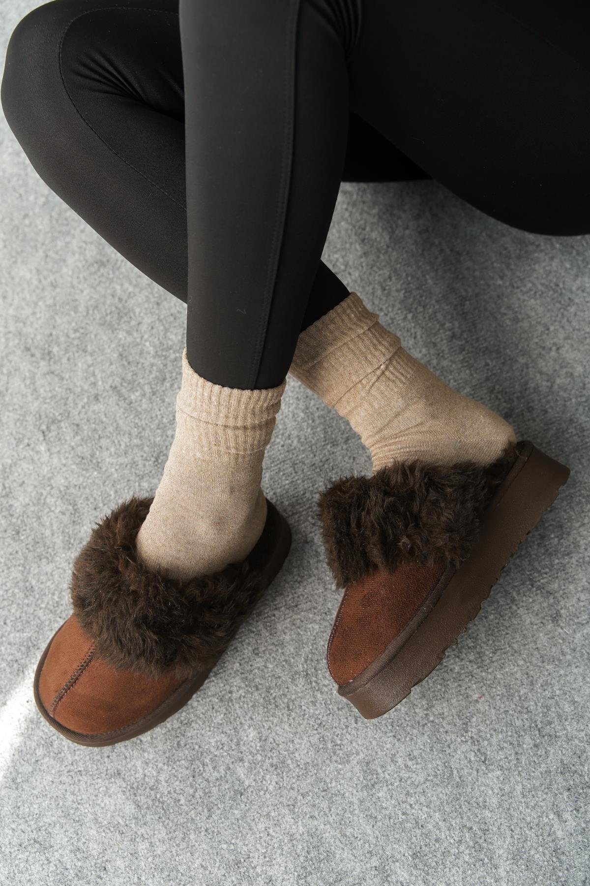 Capone Furry Closed Toe Women Sued Brown Slippers
