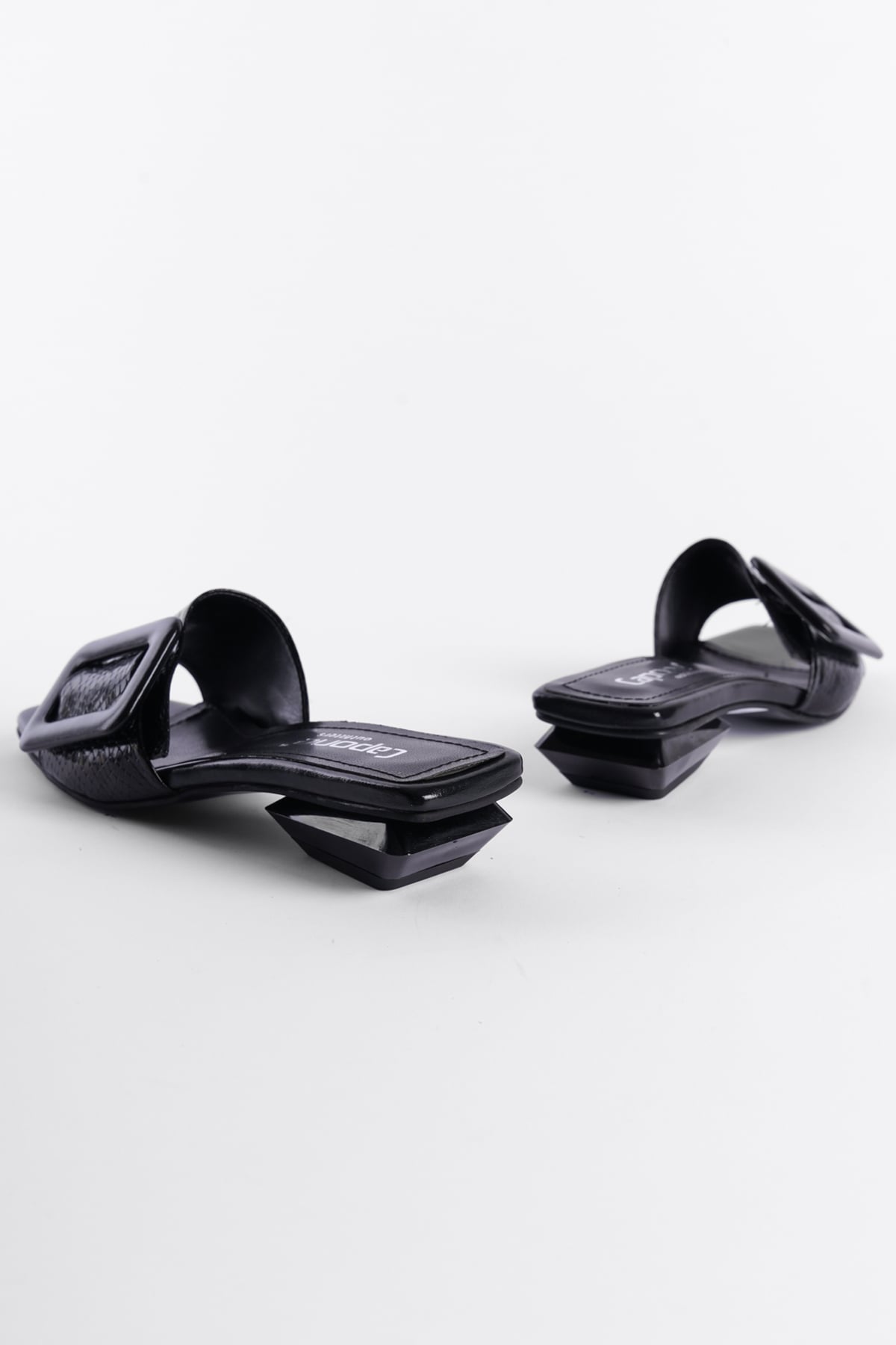 Capone Low Heel Buckle Accessory Patent Leather Croco Woman Sandals