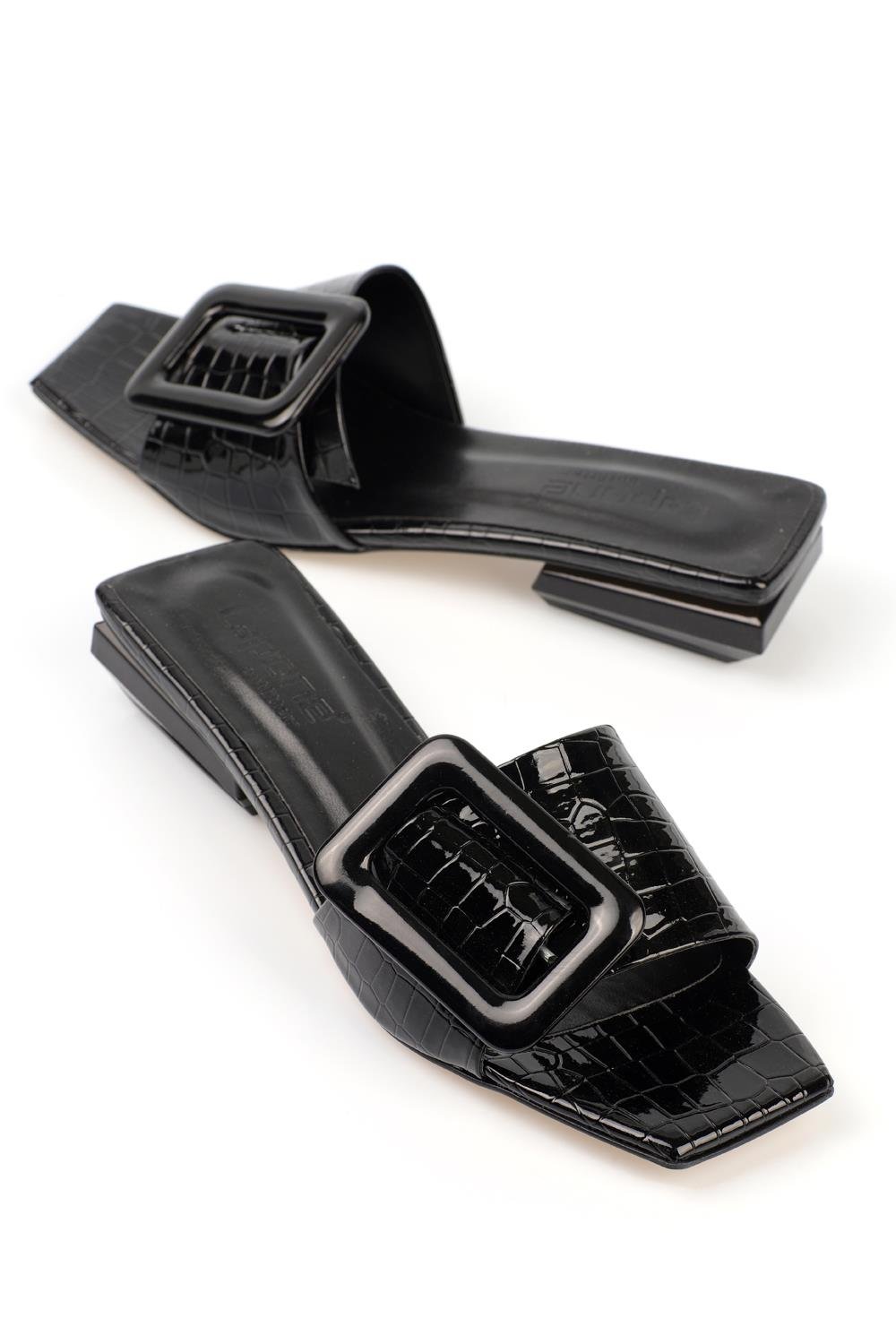 Capone Low Heel Buckle Accessory Patent Leather Croco Woman Sandals
