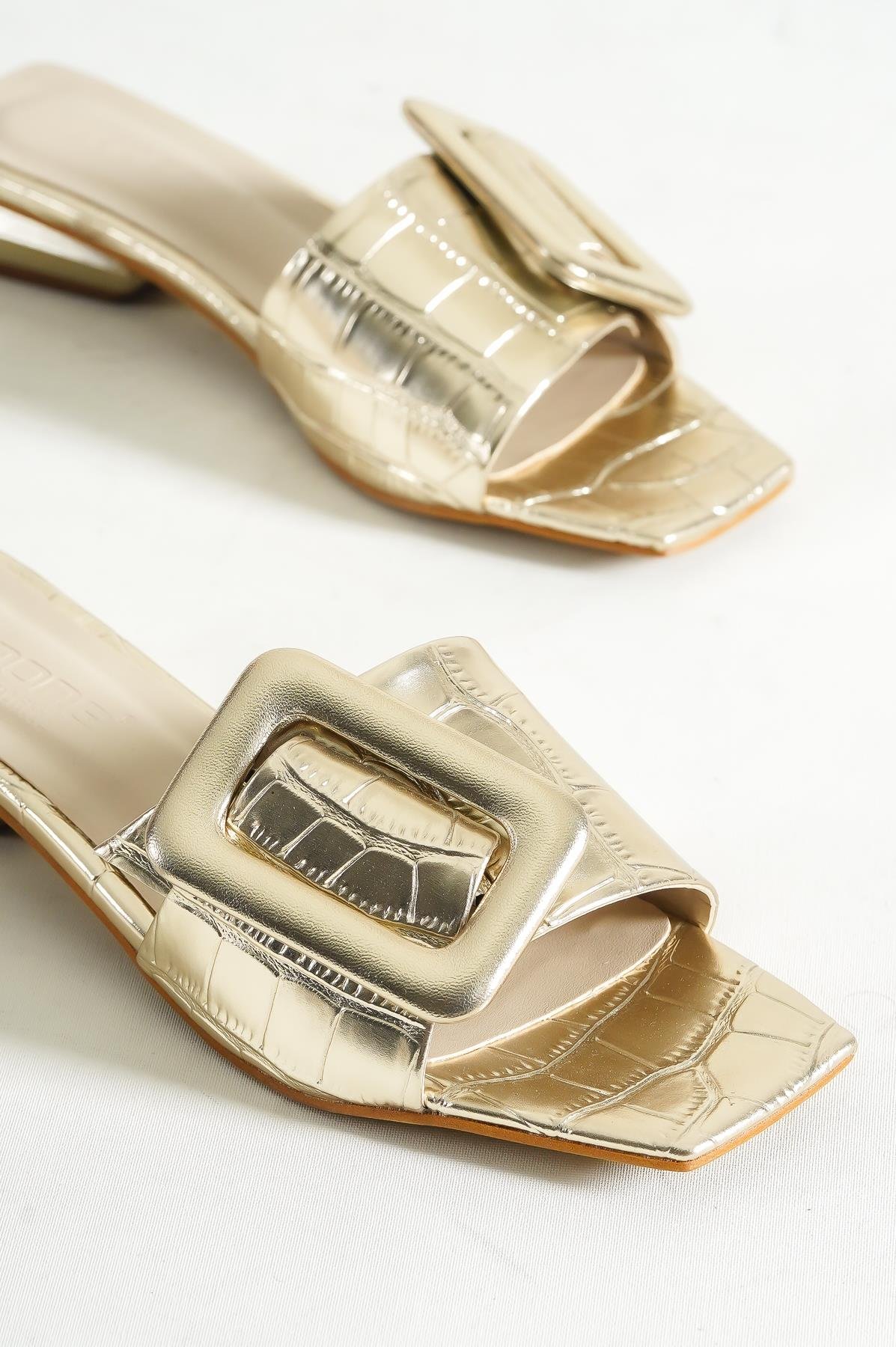 Capone Low Heel Buckle Accessory Patent Leather Croco Woman Sandals