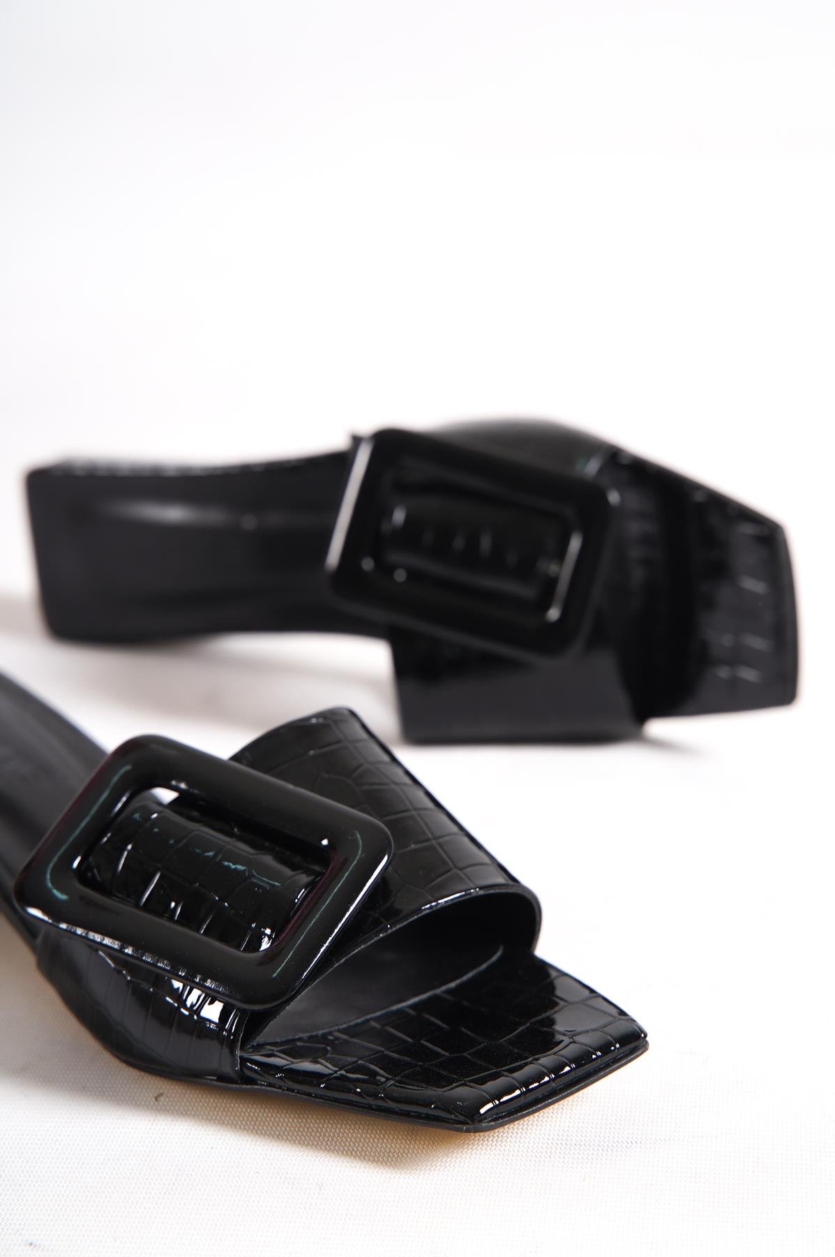 Capone Low Heel Buckle Accessory Patent Leather Croco Woman Sandals