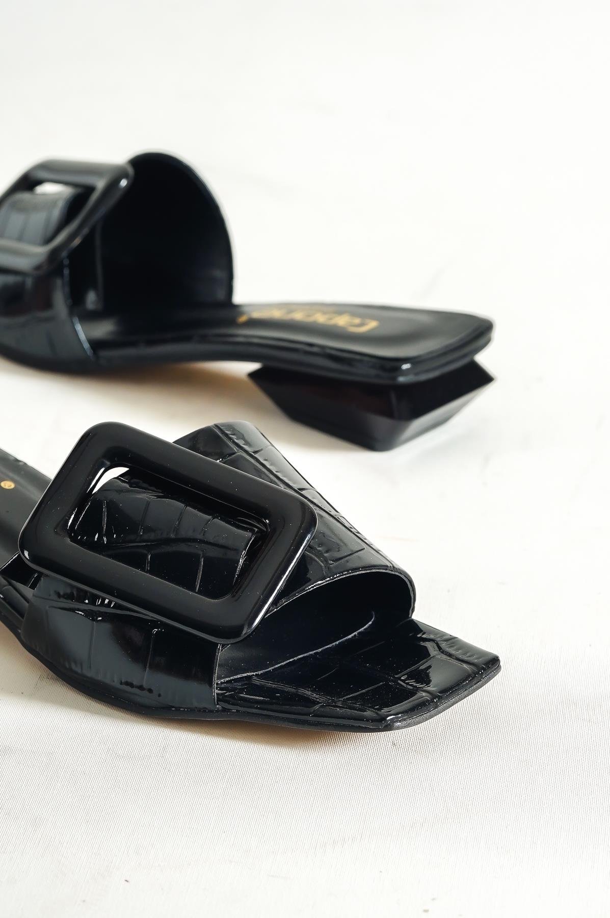 Capone Low Heel Buckle Accessory Patent Leather Croco Woman Sandals
