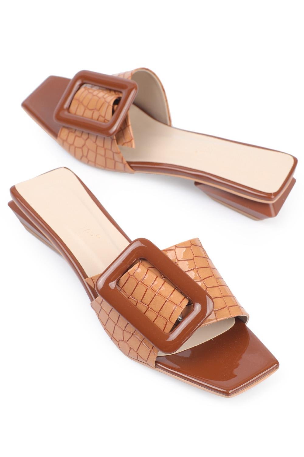 Capone Low Heel Buckle Accessory Patent Leather Croco Woman Sandals