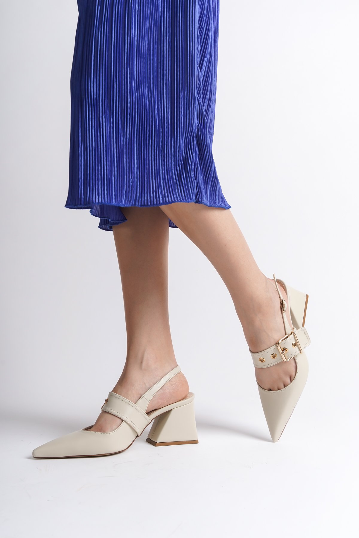 Capone Open Back Banded Buckle Detailed Thick Heeled Women Ecru Shoes