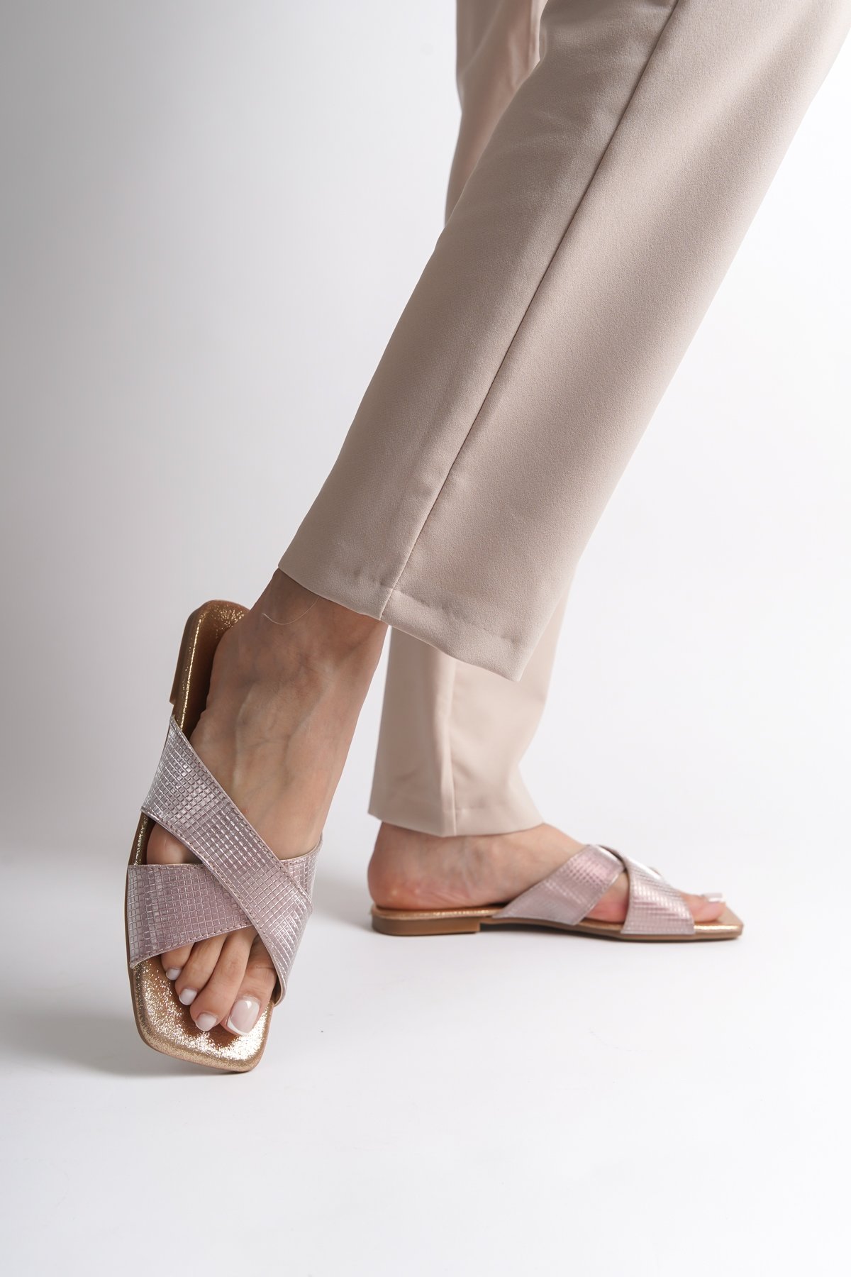 Capone Outfitters 8610 Women Rose Sandal