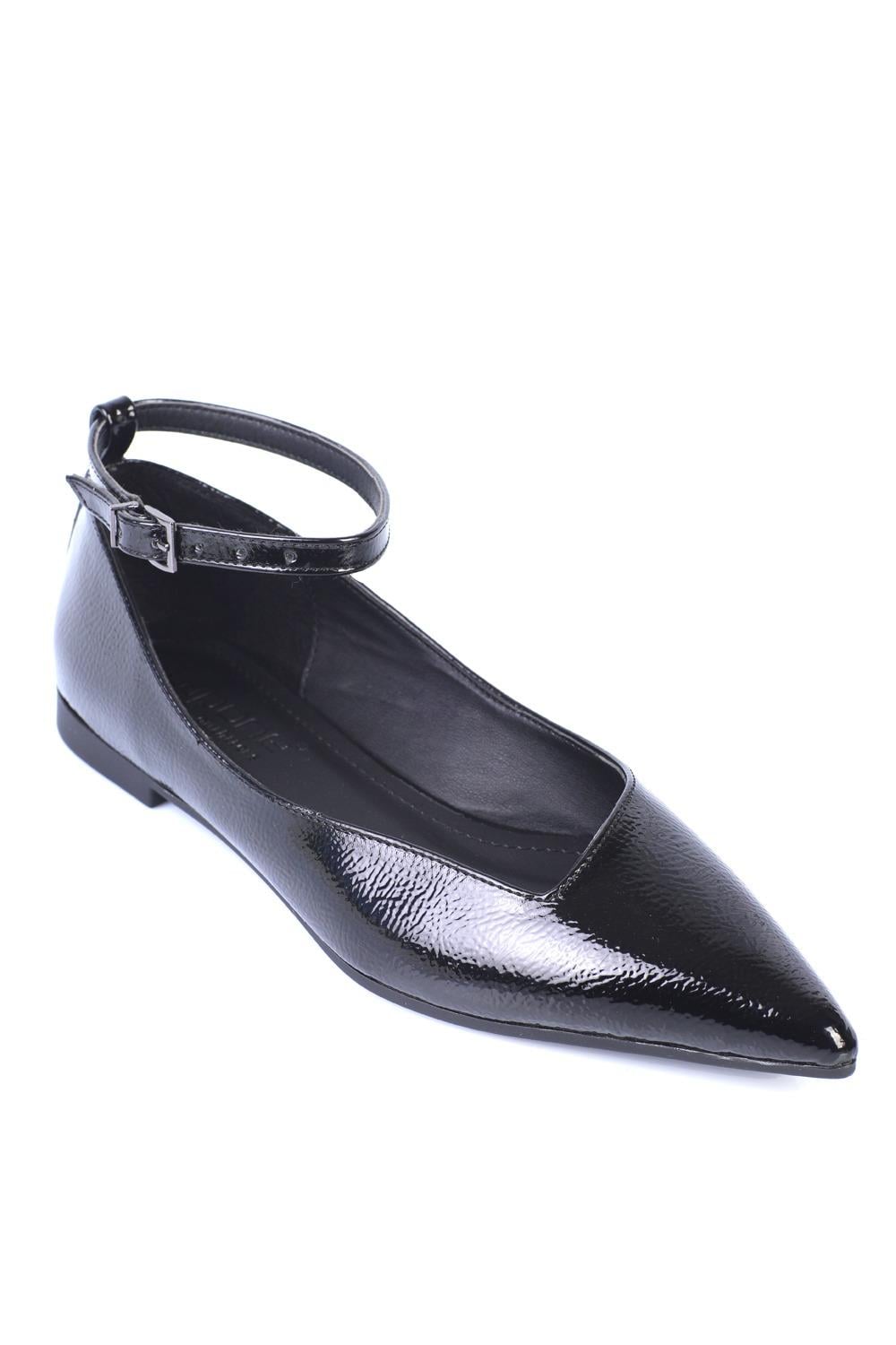 Capone Outfitters F93 Women Black Crinkle Patent Ballerina