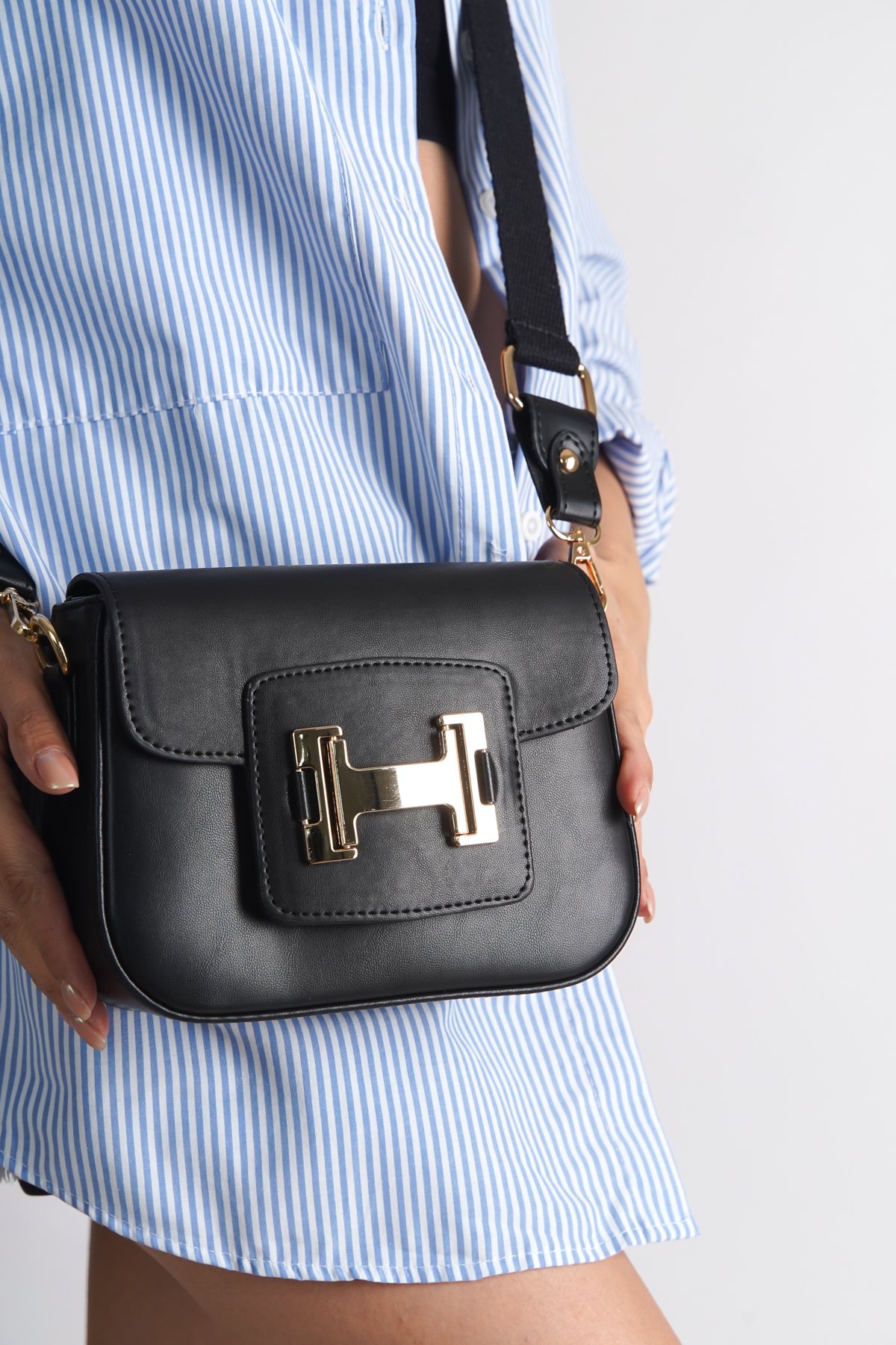 Capone Outfitters MRA01 Women Black Crossbody Bag