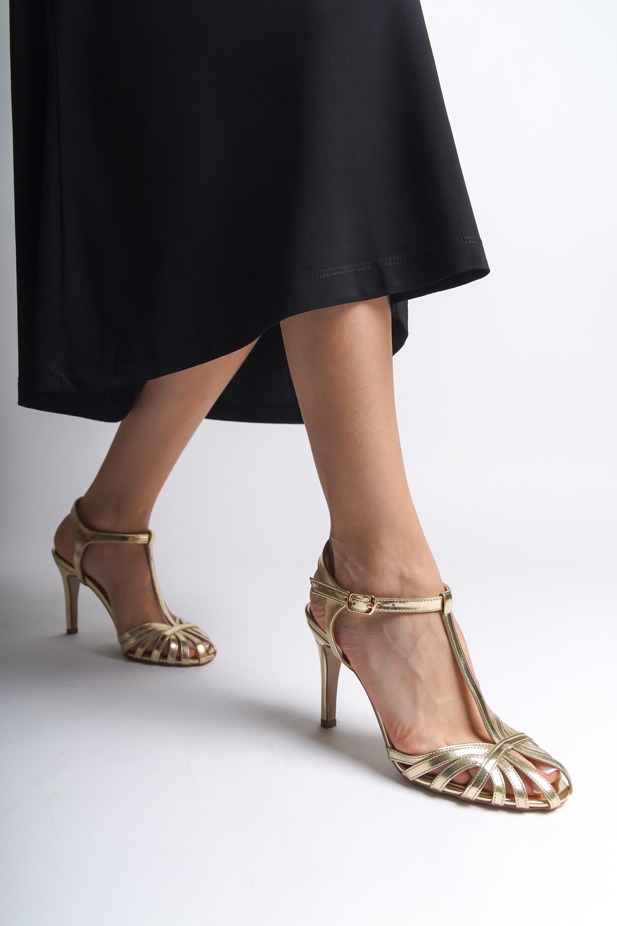 Capone Oval Toe Cage T-Strapped Thin Heeled Women Gold Sandals