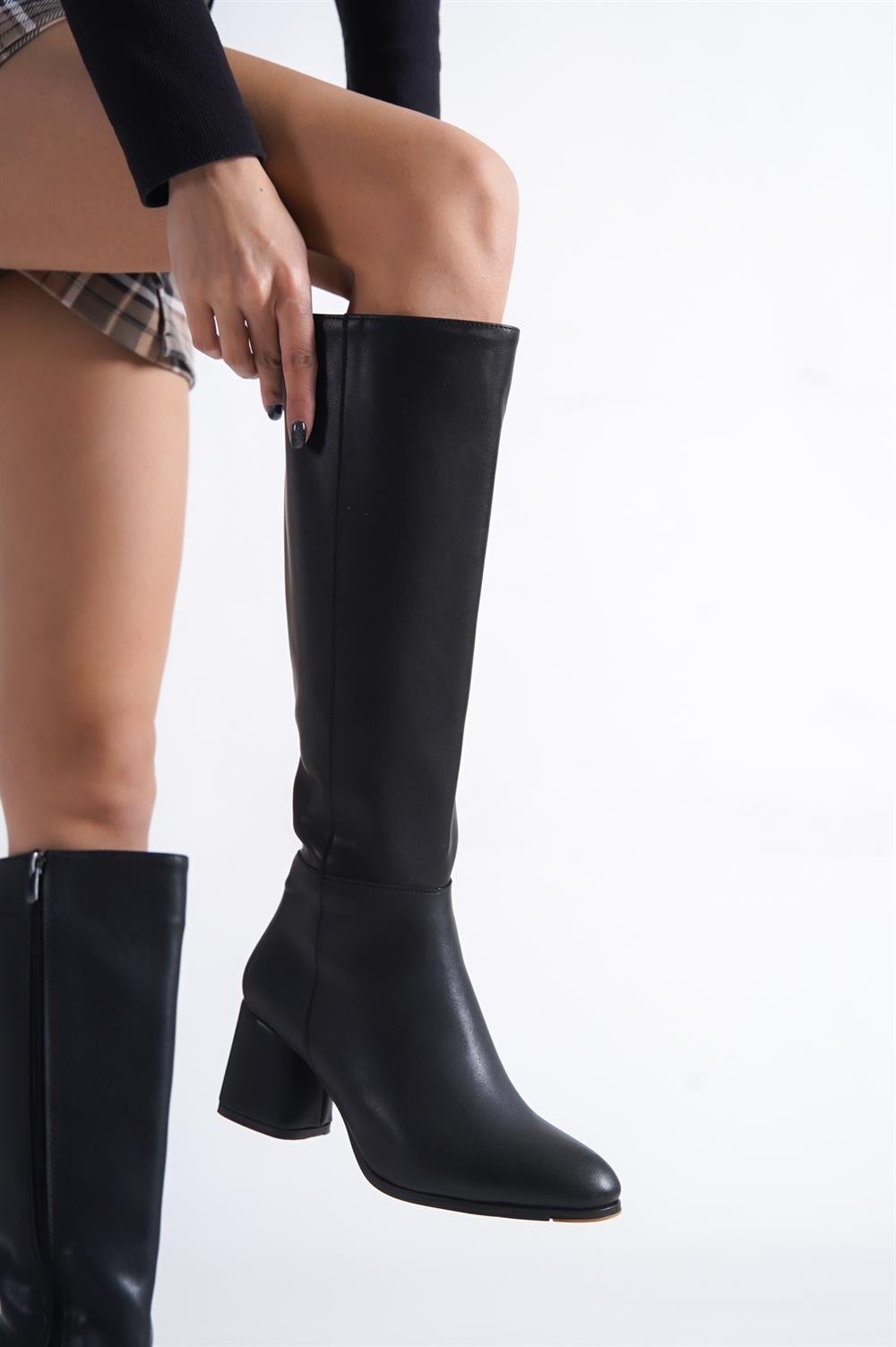 Capone Oval Toe Side Zipper Heeled Woman Boots