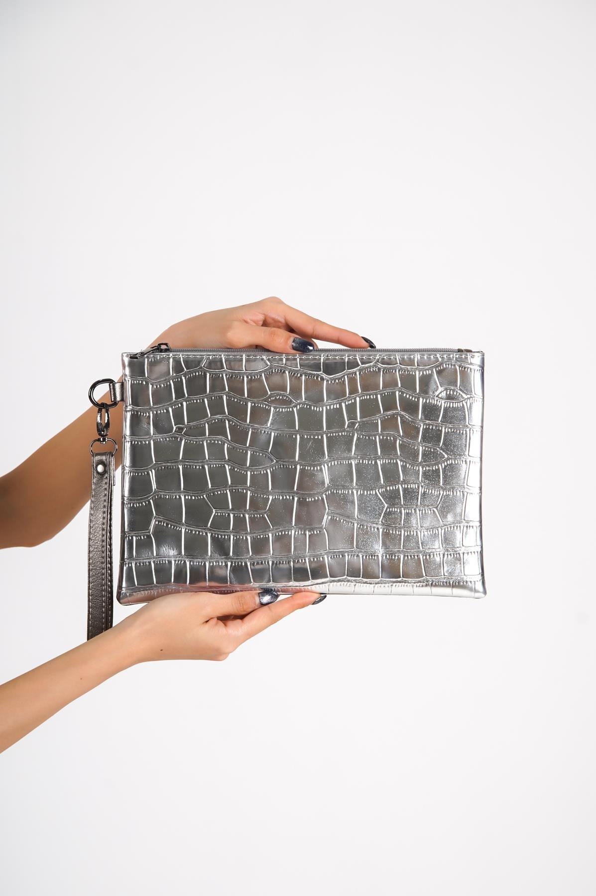 Capone Paris Women Silver Wrislet