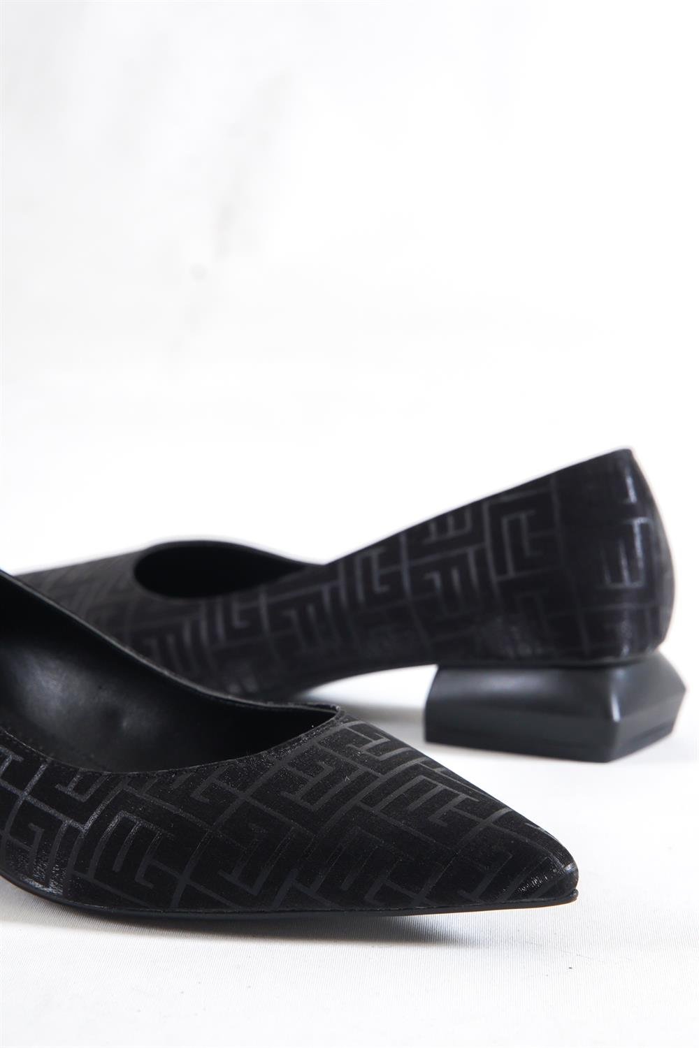 Capone Pointed Toe Labyrinth Pattern Satin Low Heel Woman Shoes