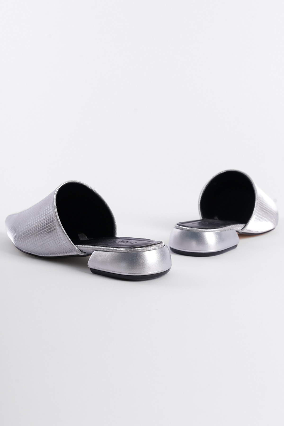 Capone Pointed Toe Short Heeled Closed Women Silver Sandals
