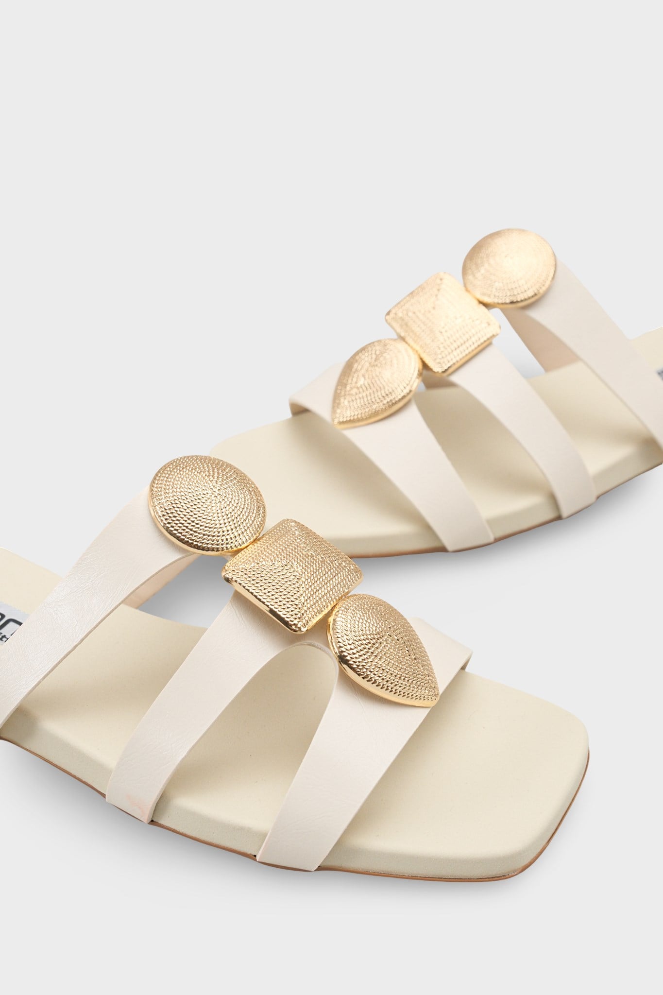 Capone Rebekah Blunt Toe Metal Accessory Short Heeled Comfort Women Beige Sandals