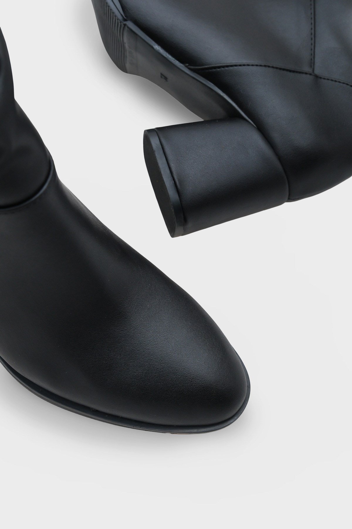 Capone Round-Toe Women Black Boots