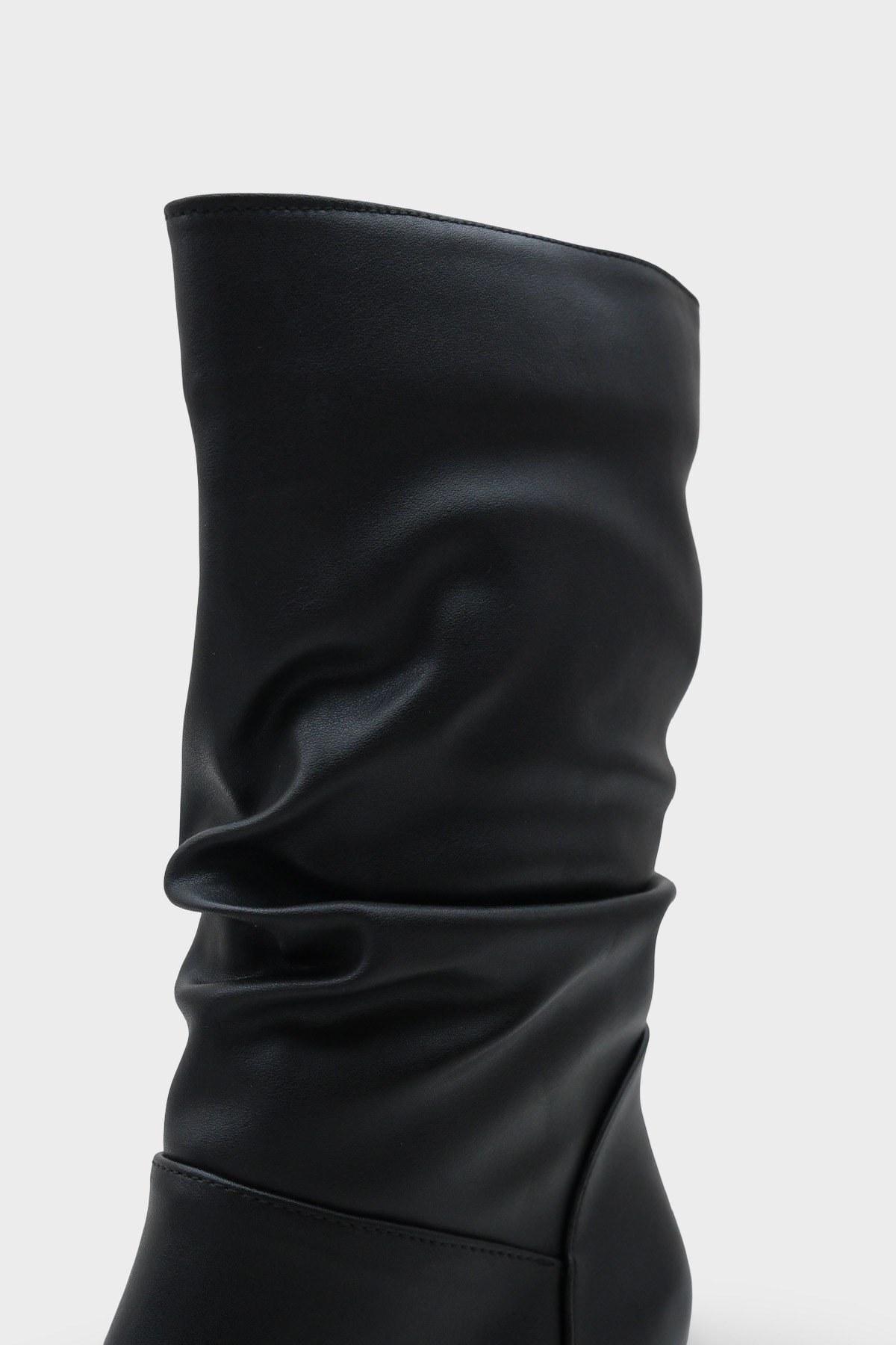 Capone Round-Toe Women Black Boots