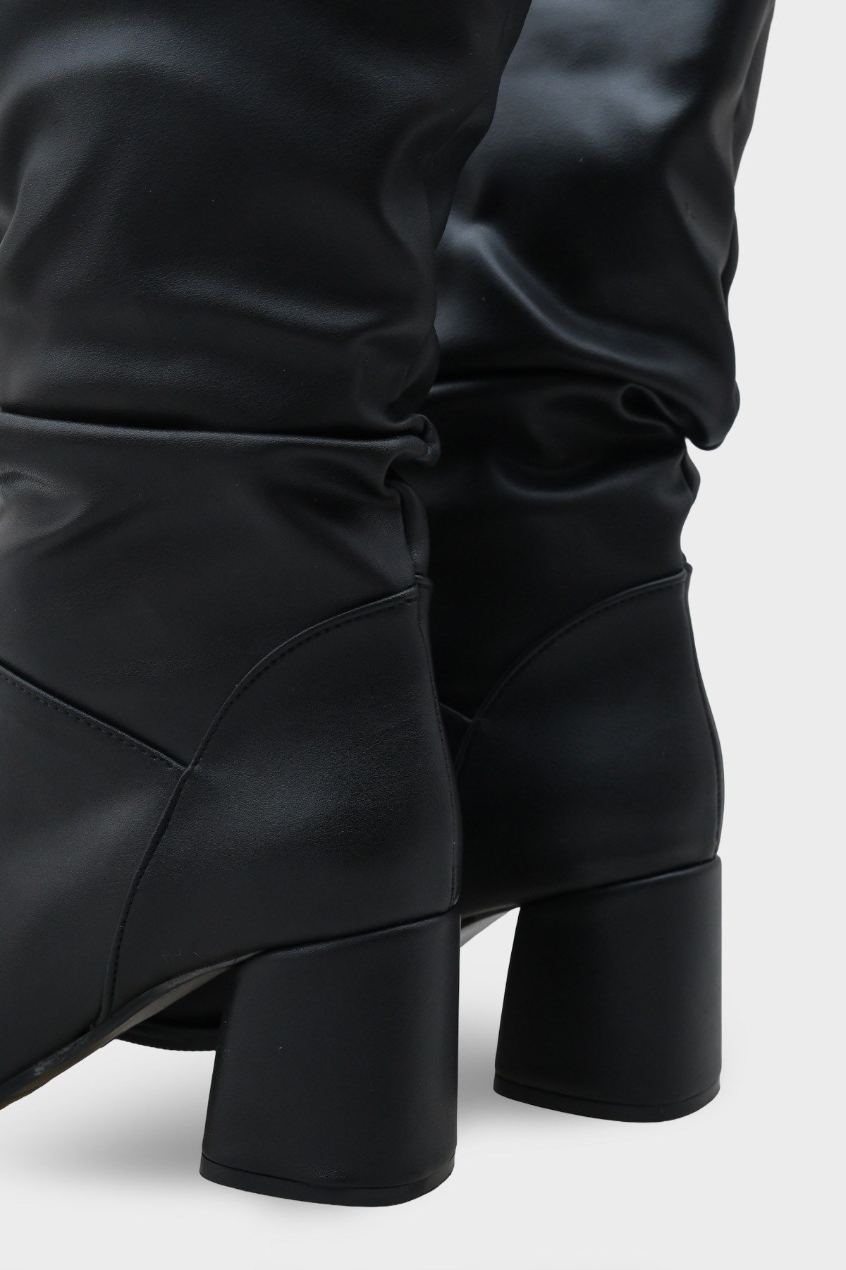 Capone Round-Toe Women Black Boots