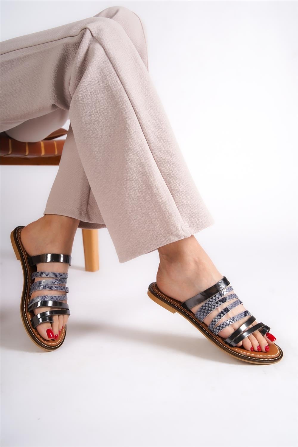 Capone Toe Ring Detail Multi Band Women Platinum Leather Sandals