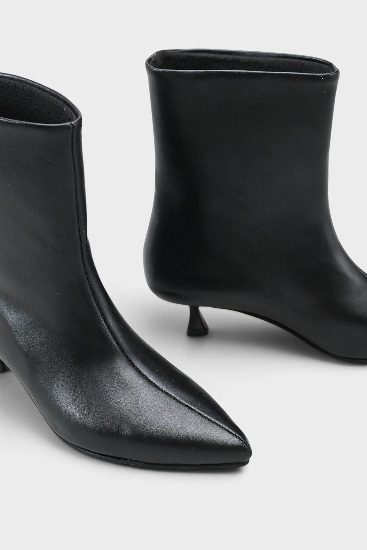 Capone Viola Pointed Toe Pull-On Women Black Boot