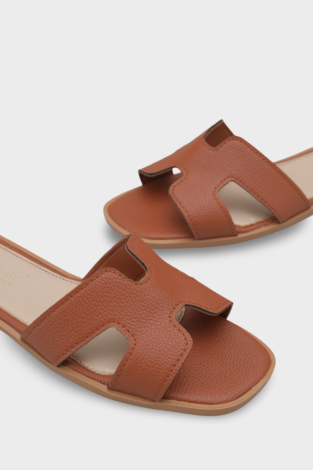 Capone Wilie Women Tans Short Heeled Slippers