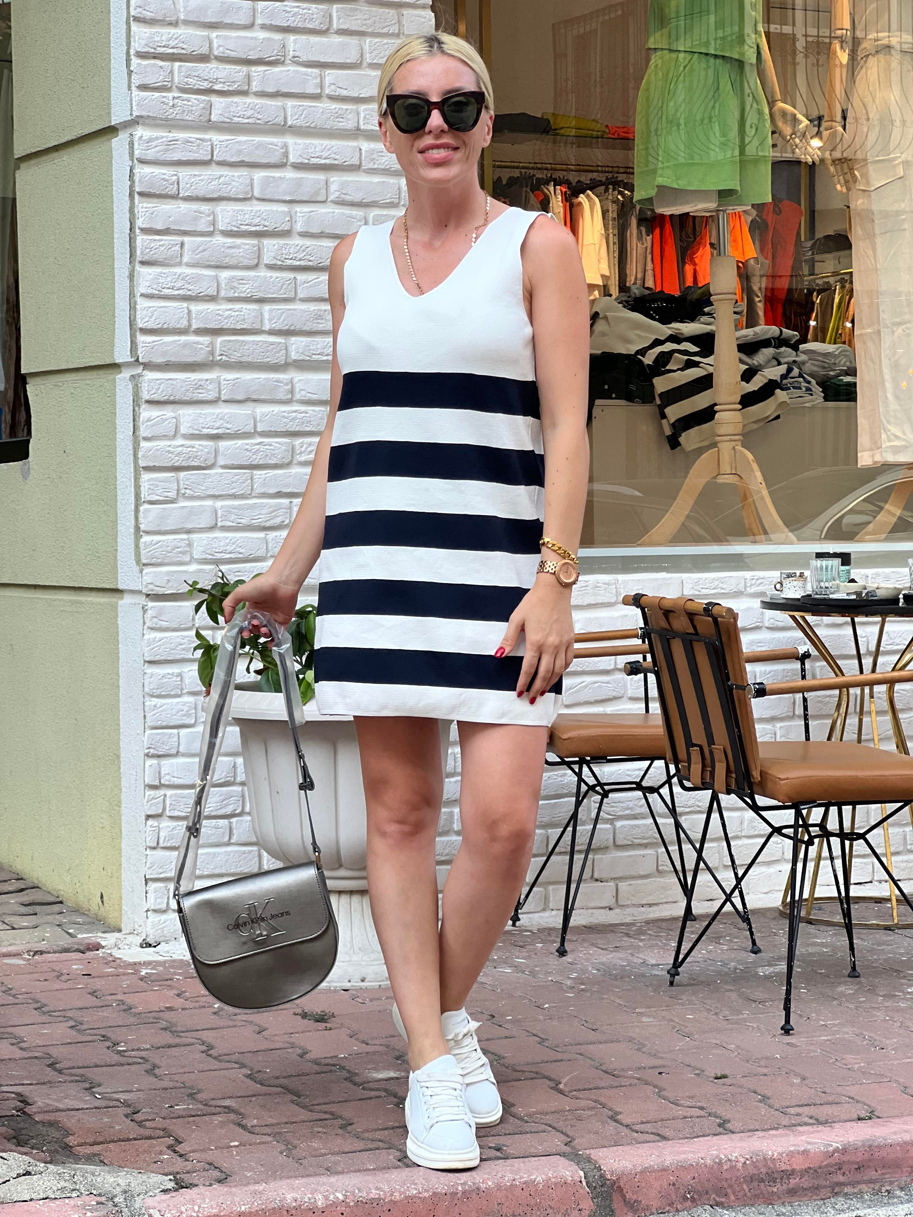 BEYAZ LACİVERT MARKA TRİKO ELBİSE 