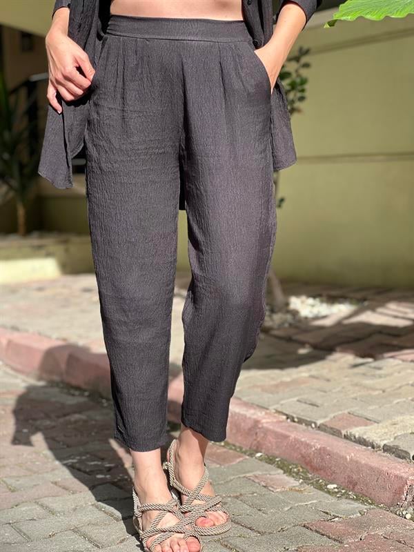 SİYAH GÖMLEKLİ TAKIM