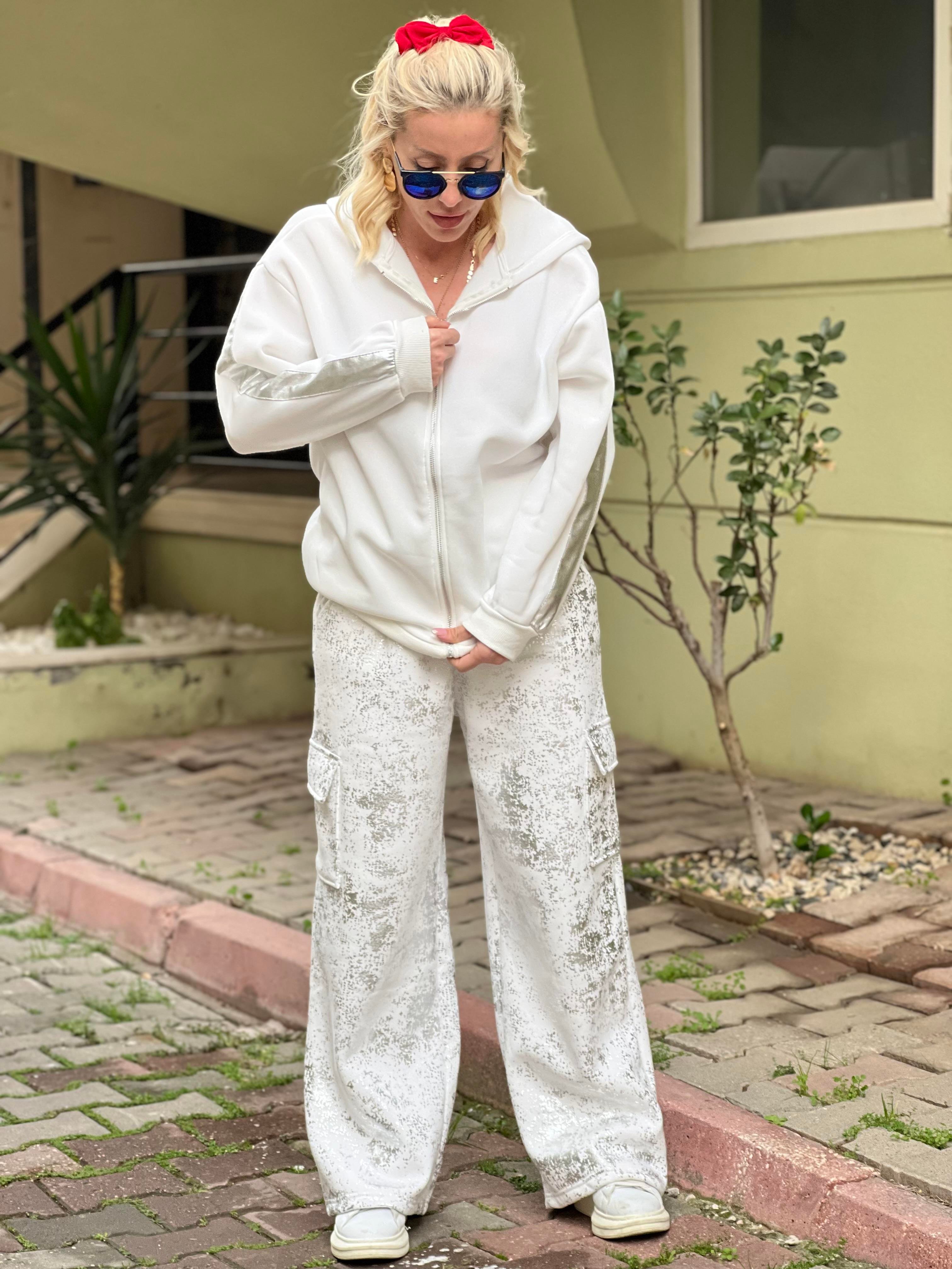 VARAK DETAYLI BEYAZ EŞOFMAN 