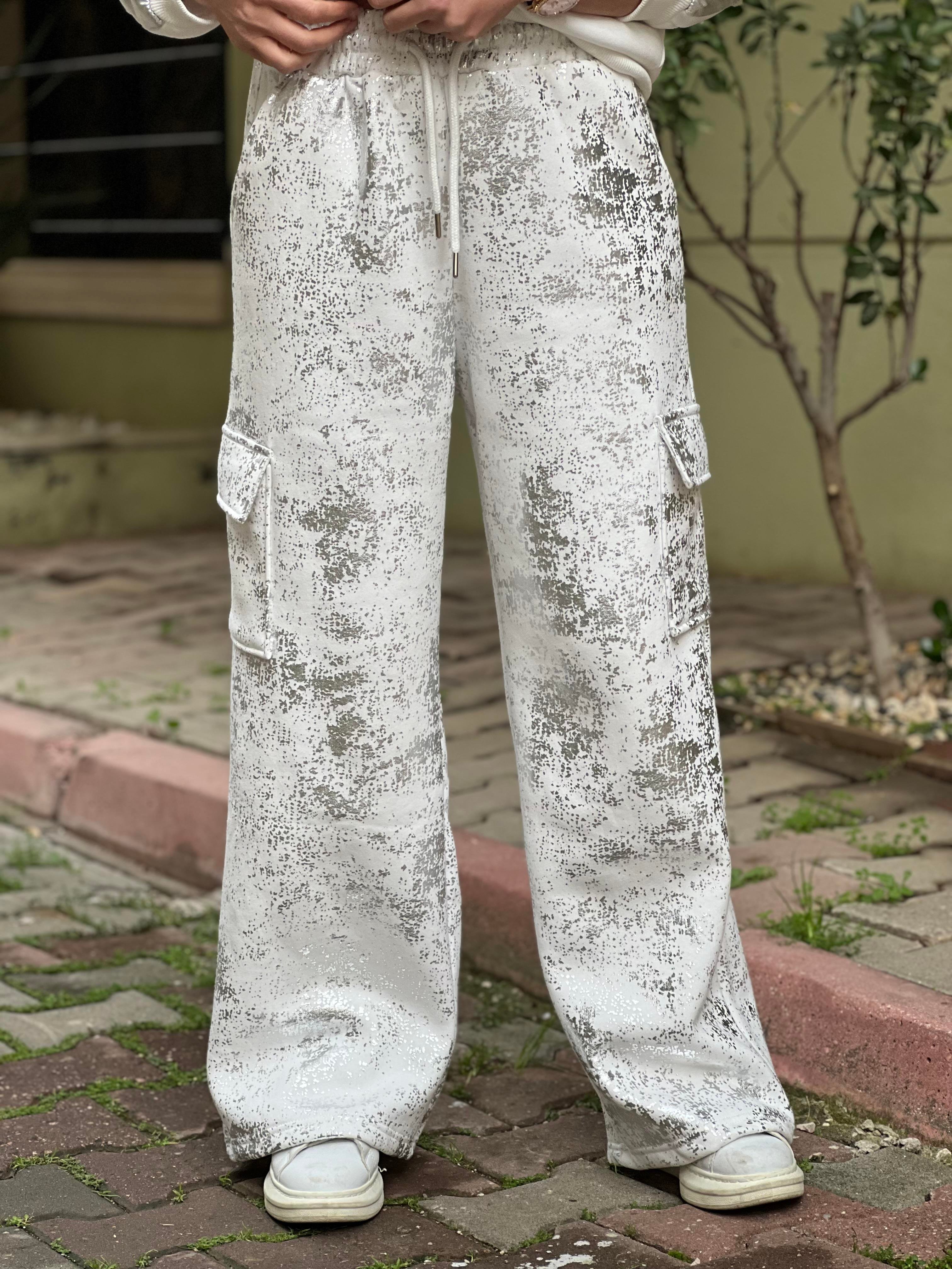 VARAK DETAYLI BEYAZ EŞOFMAN 