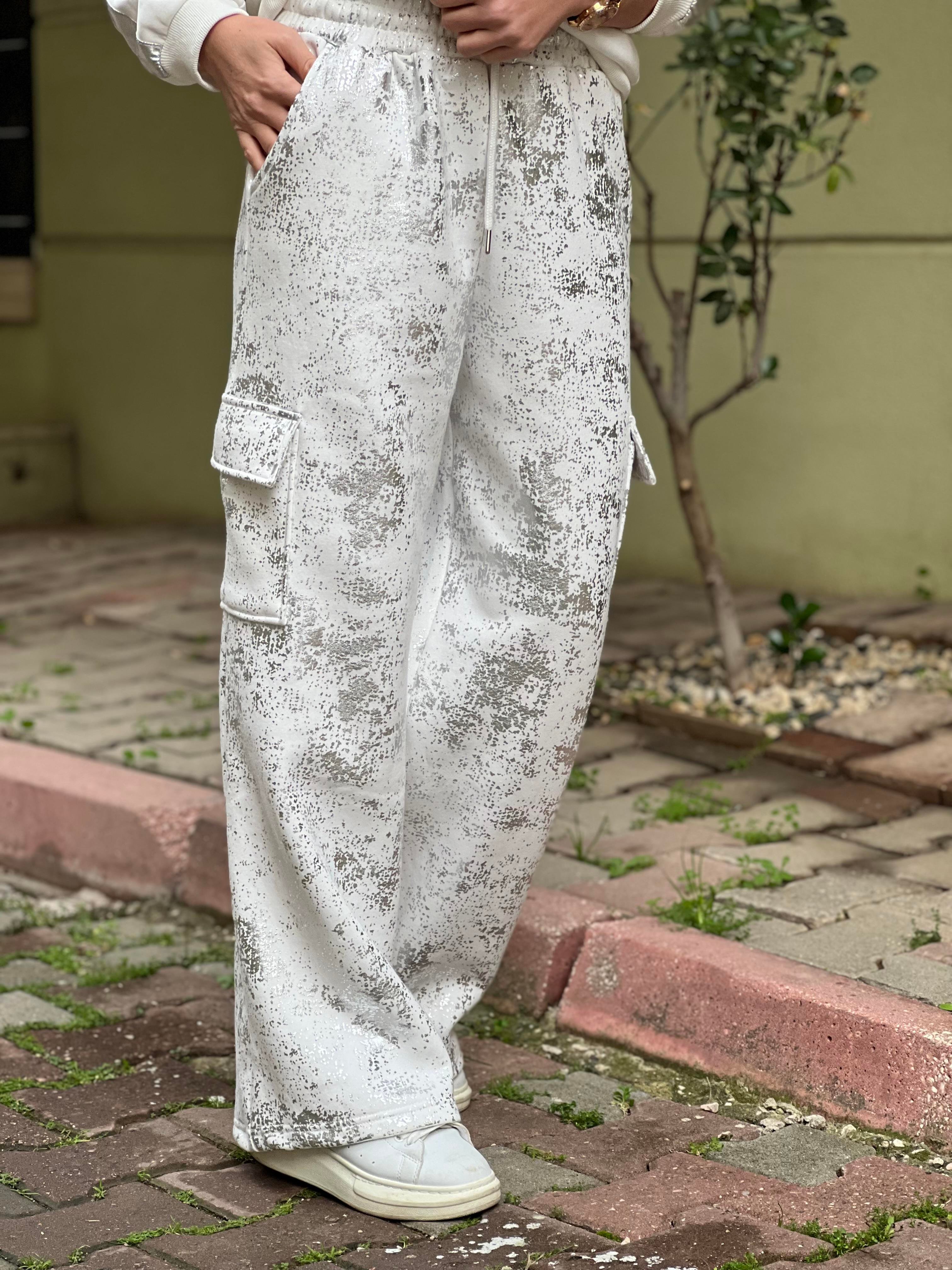 VARAK DETAYLI BEYAZ EŞOFMAN 