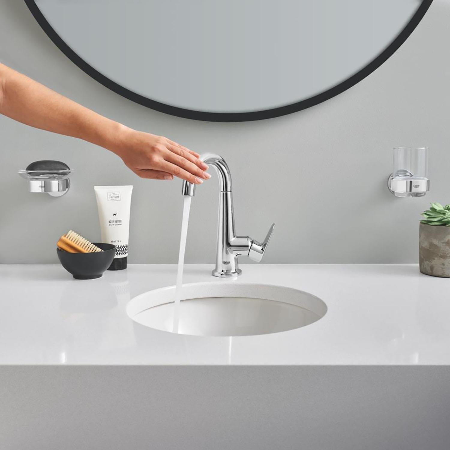 Grohe Essentials New Tutamaçlı cam fırçalık Krom, 40447001Grohe40447001Diş Fırçalığı