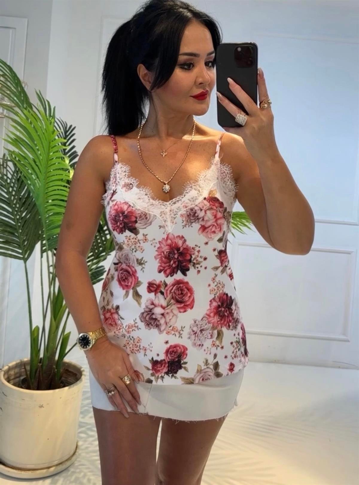 2547 Beyaz  gül  desenli ip askılı  bluz jrtjhgfjy