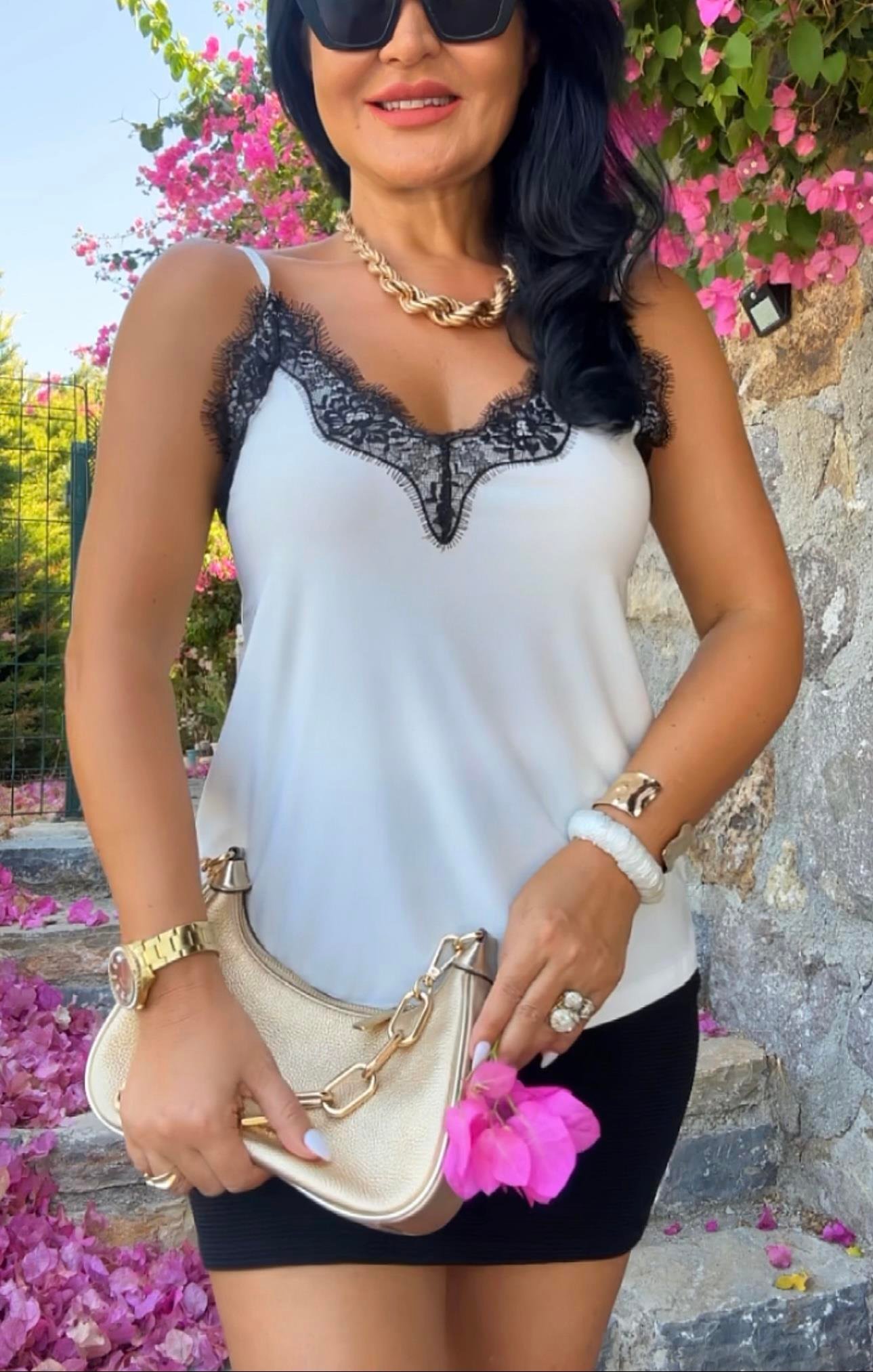 2547   beyaz  siyah dantelli ip askılı  bluz 2547