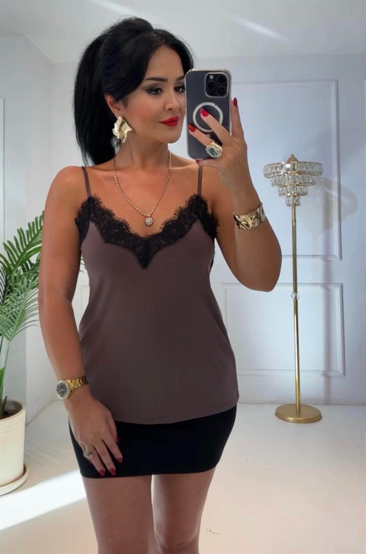 2547 Siyah dantelli kahve desenli   ip askılı bluz jrtjhgfjy