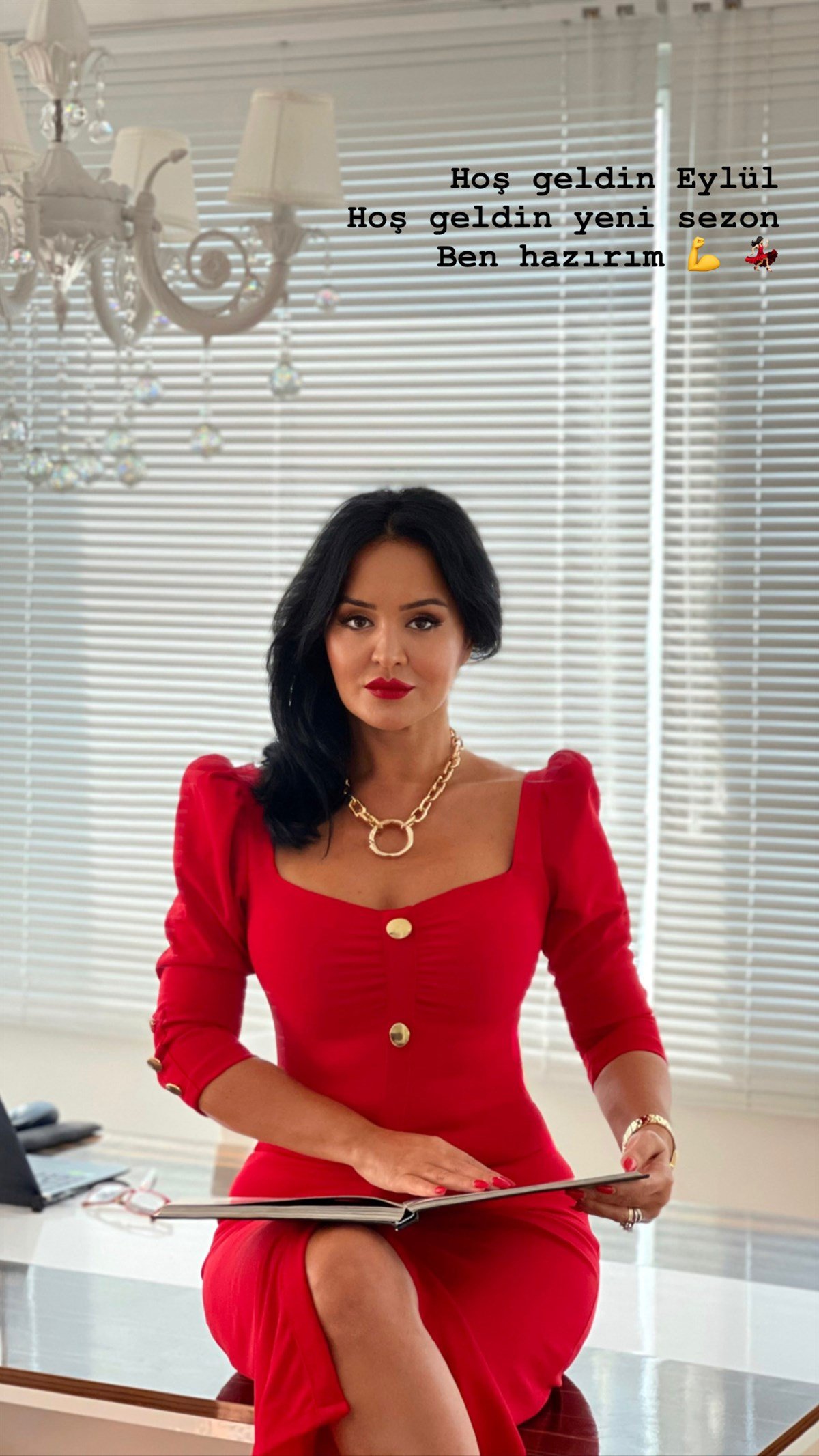 3705 ÖNÜ DÜĞMELİ KIRMIZI ELBİSEJHGSDHGSD6778YSU