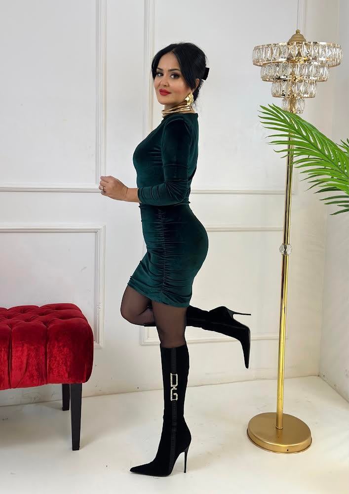 3847  zümrüt yeşil belden dekolteli kadife elbisehyshsywsyw