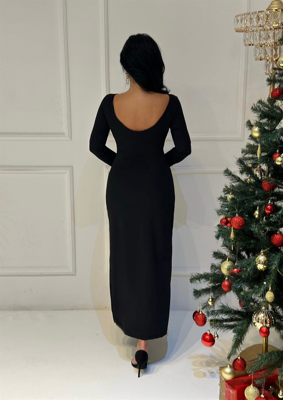 3869 Siyah yırtmaçlı zincir detaylı elbisehyshsywsyw