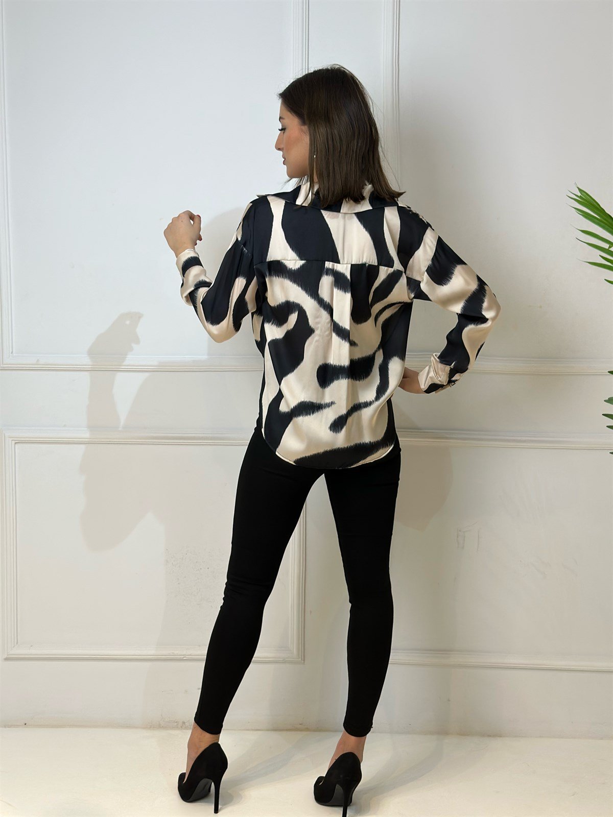 3926 Saten krem siyah gömlekhyshsywsyw