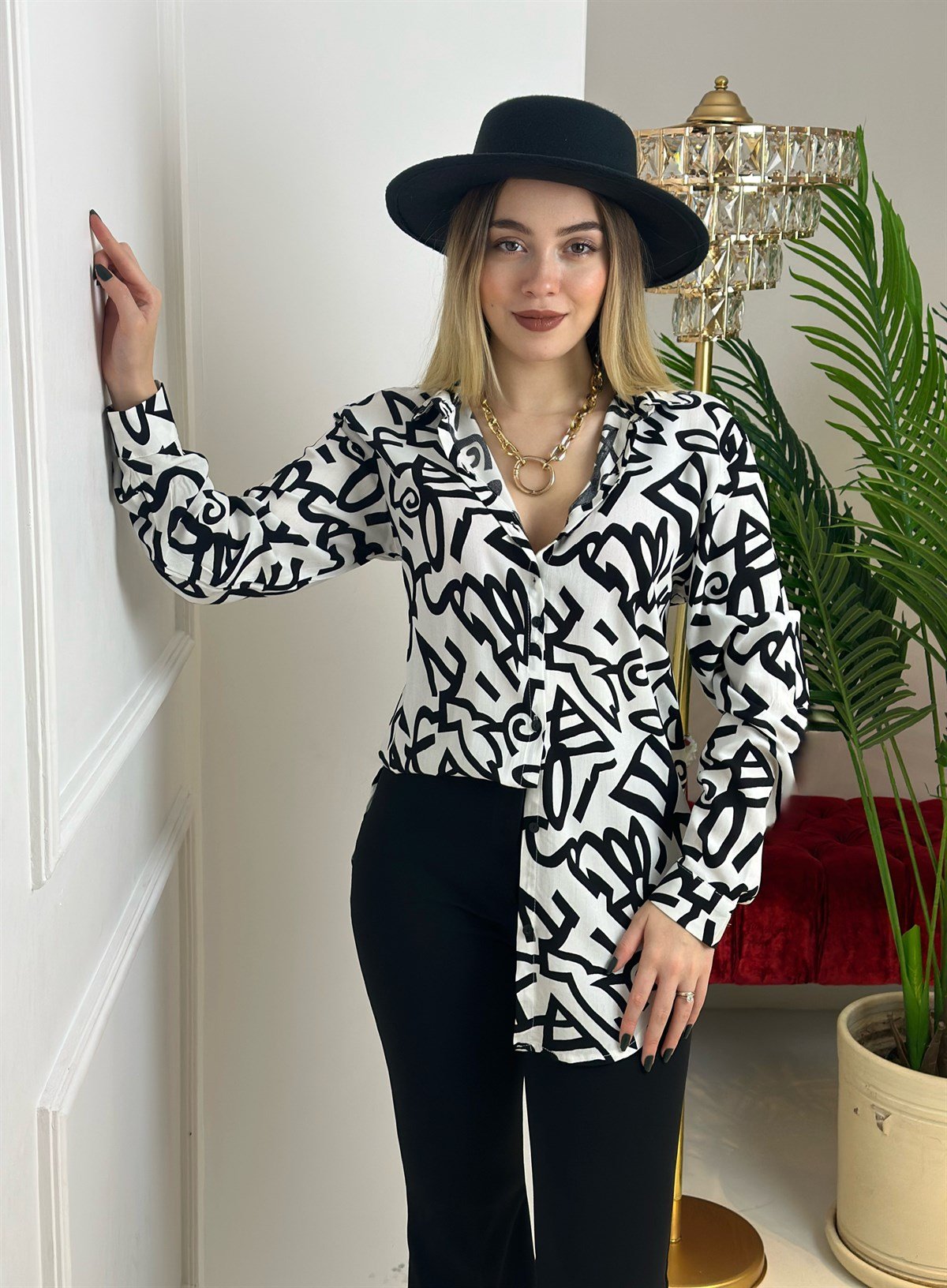 3979 Beyaz üzerine siyah şekilli  gömlekdef45ty54y5