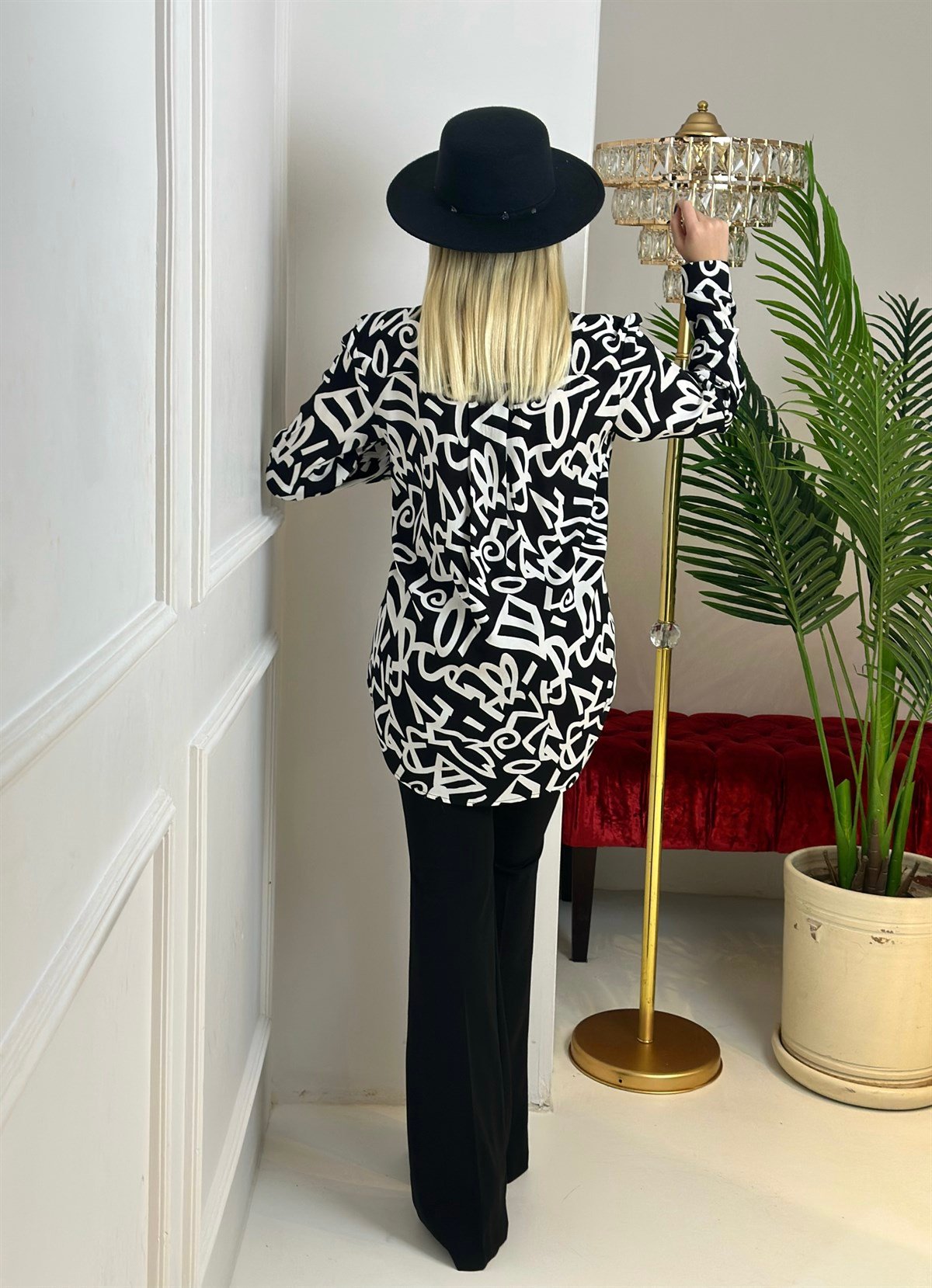 3979 Siyah üzerine beyaz şekilli  gömlekdef45ty54y5