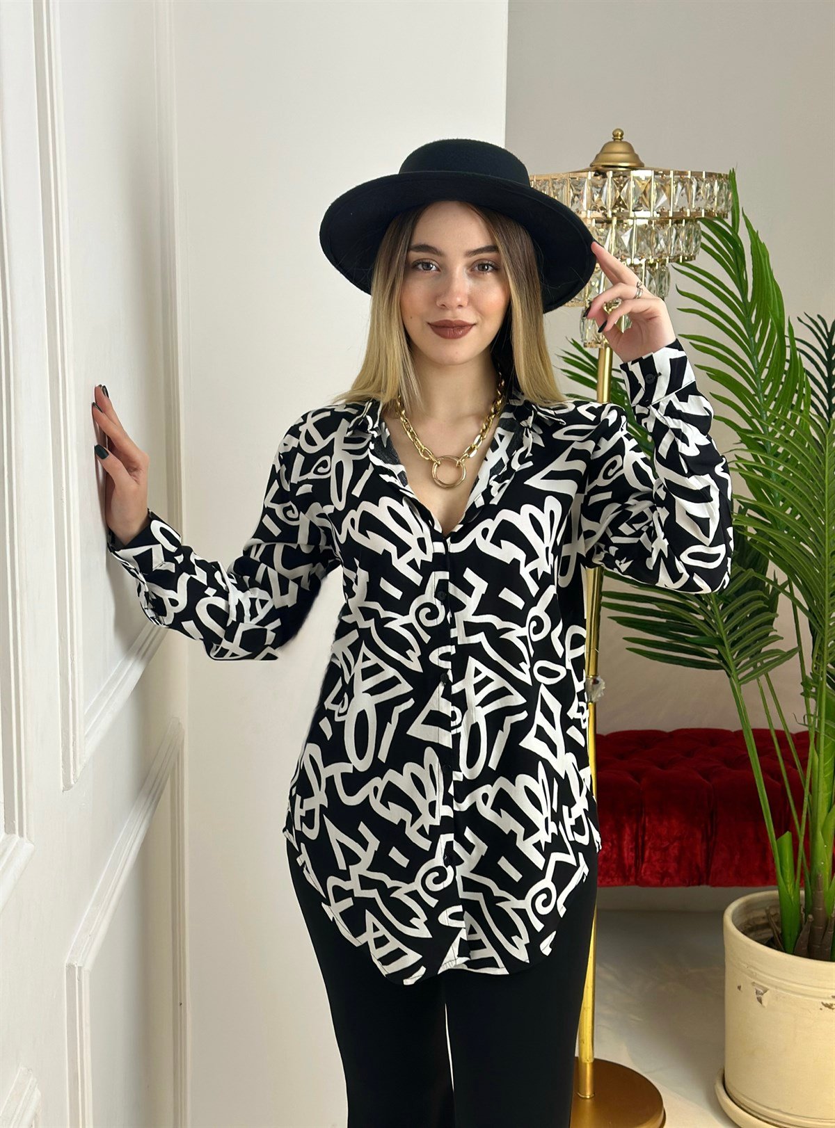 3979 Siyah üzerine beyaz şekilli  gömlekdef45ty54y5