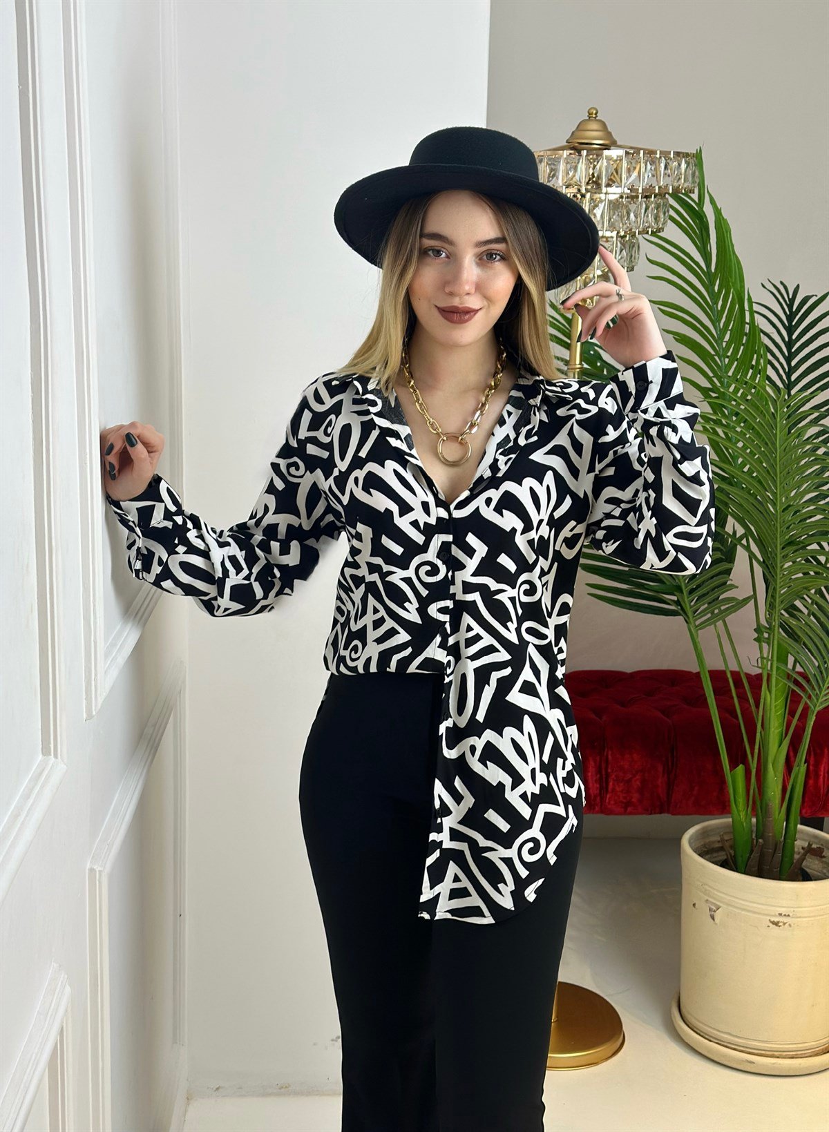 3979 Siyah üzerine beyaz şekilli  gömlekdef45ty54y5