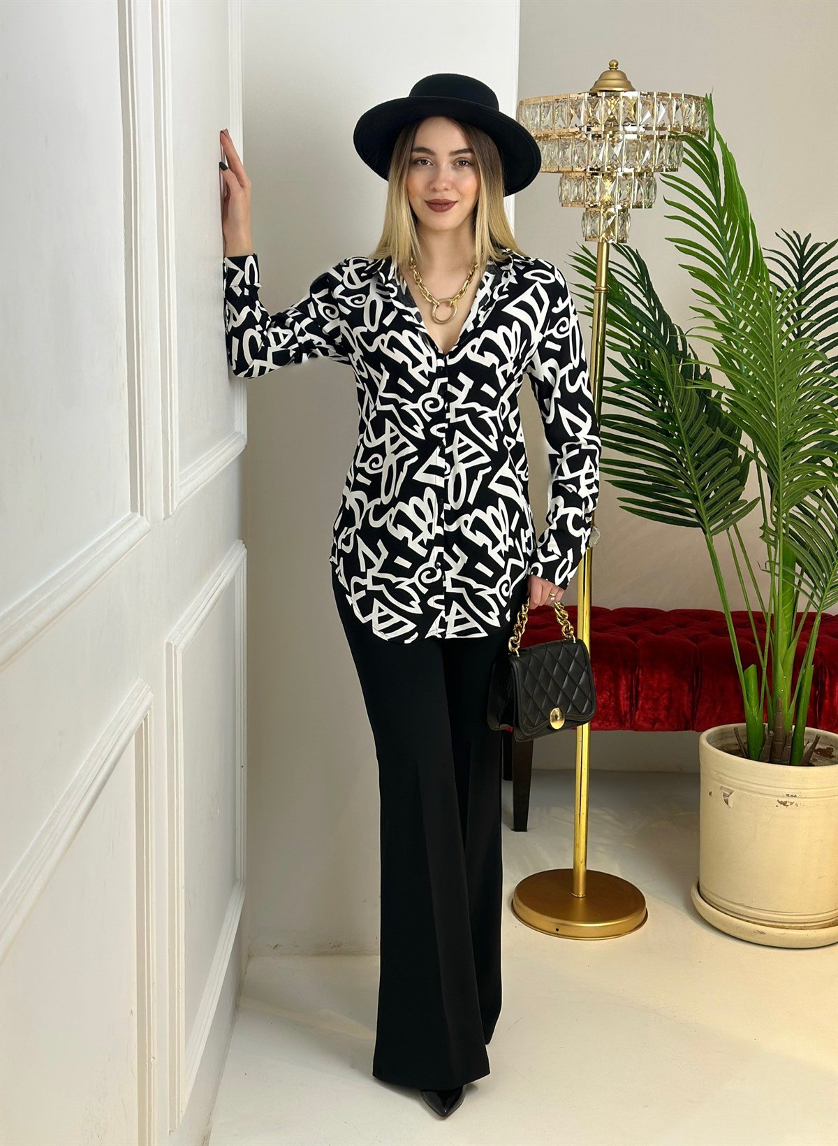 3979 Siyah üzerine beyaz şekilli  gömlekdef45ty54y5