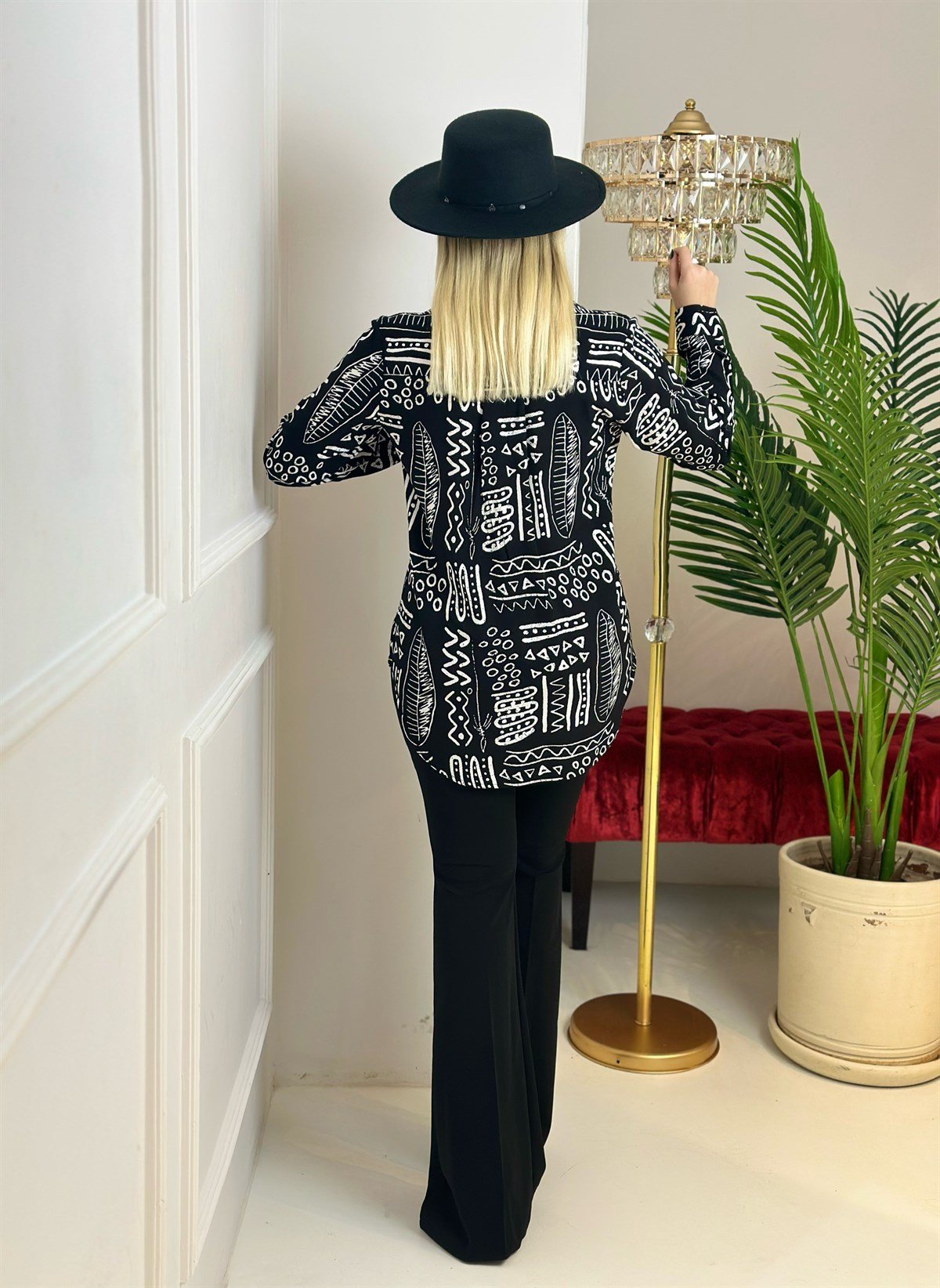 3983 Siyah üzerine beyaz  şekilli  gömlekdef45ty54y5