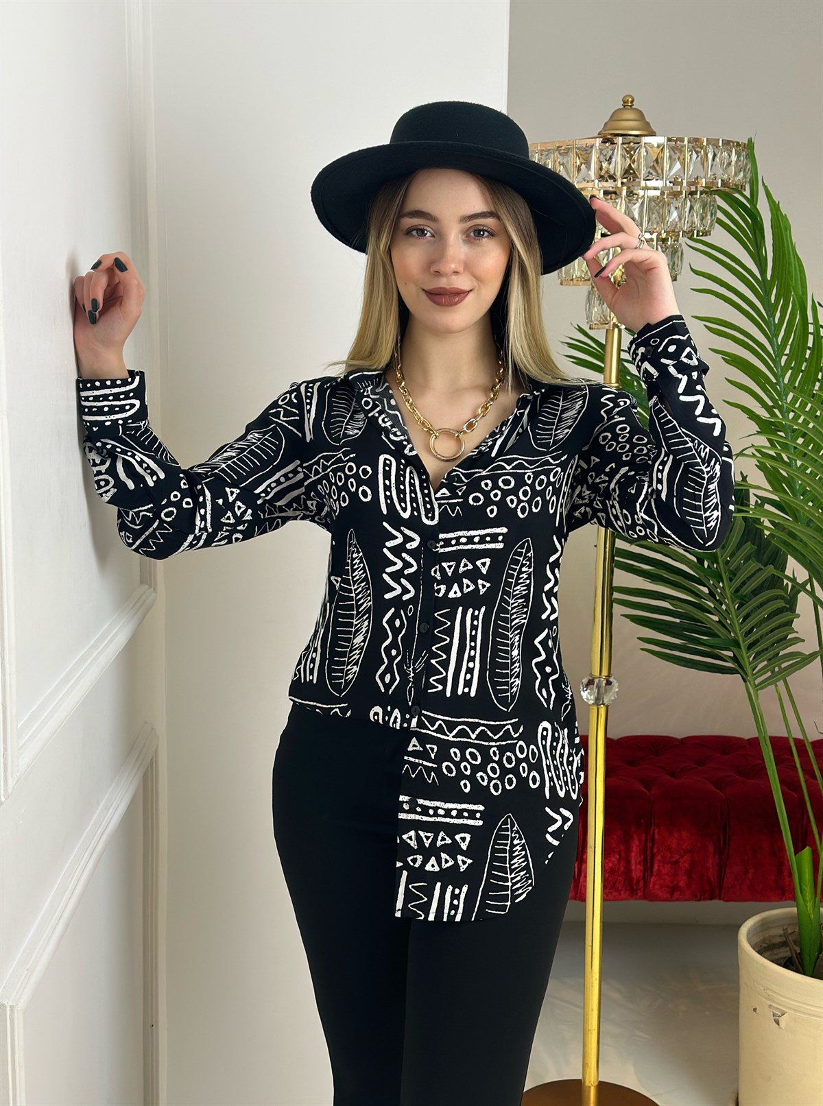 3983 Siyah üzerine beyaz  şekilli  gömlekdef45ty54y5