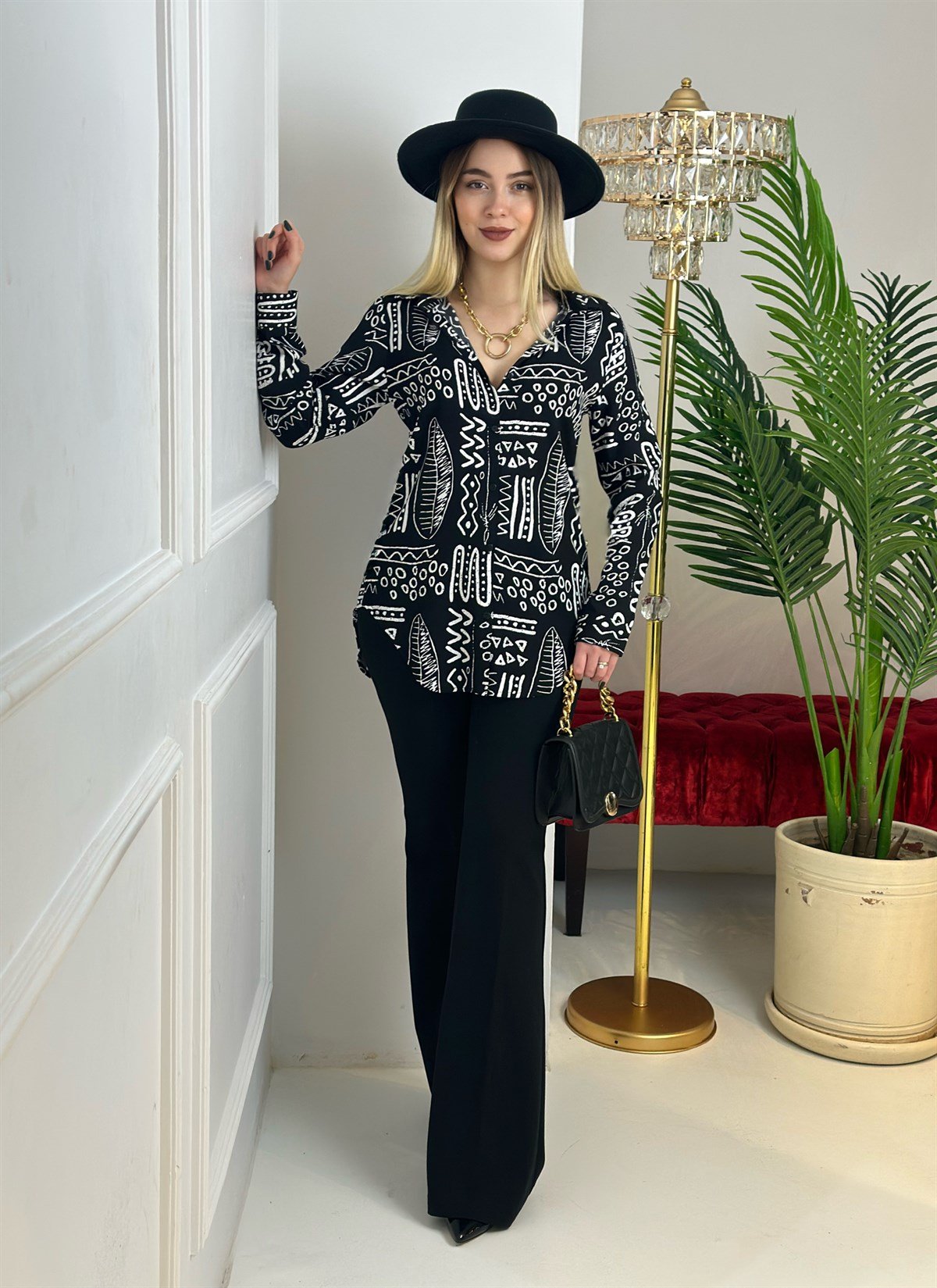 3983 Siyah üzerine beyaz  şekilli  gömlekdef45ty54y5