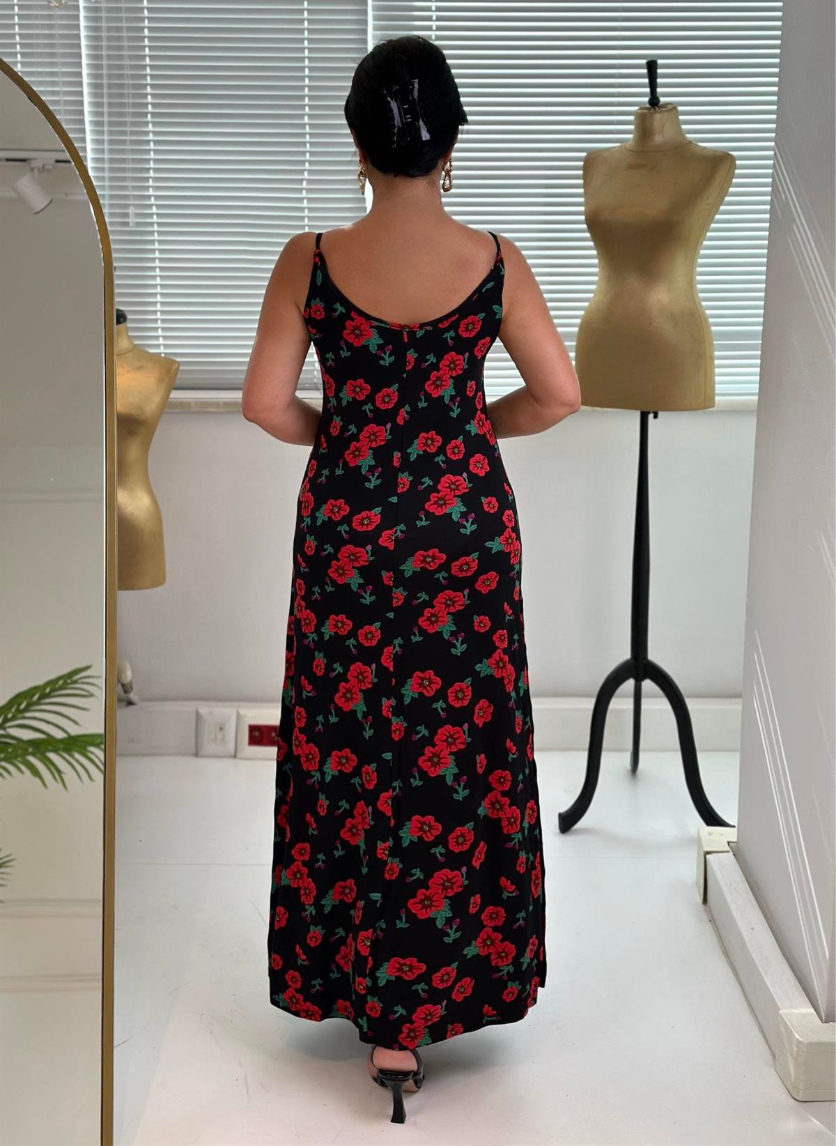 4223 İp askılı rahat kalıp çiçekli  elbiseJRHURFT7RFTGFUY