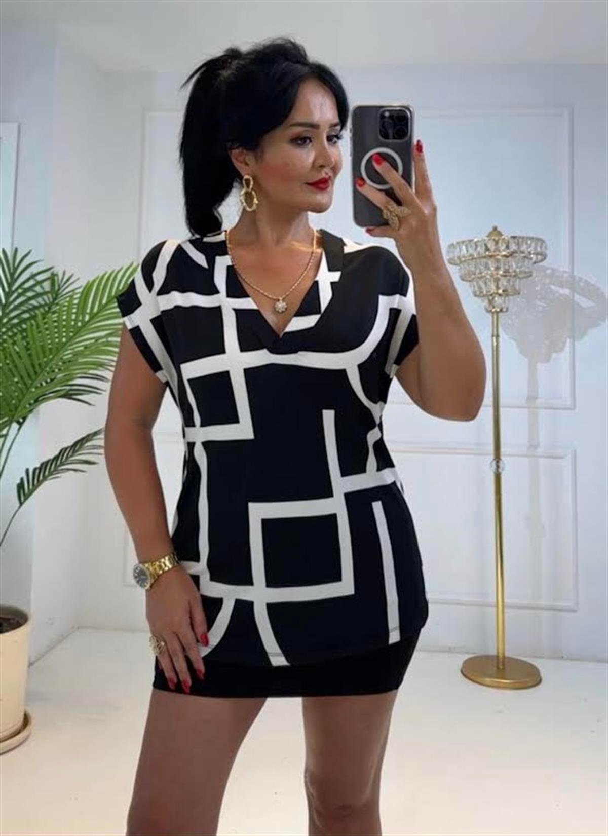 4252 V yaka siyah  üzerine beyaz  şekilli bluzGHTHTGRTT