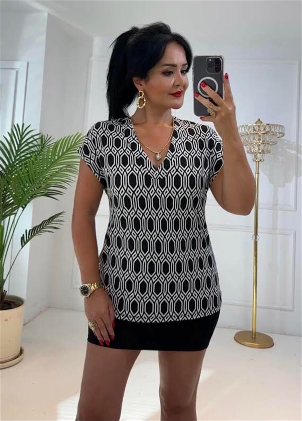 4253 V yaka siyah şekilli bluzGHTHTGRTT