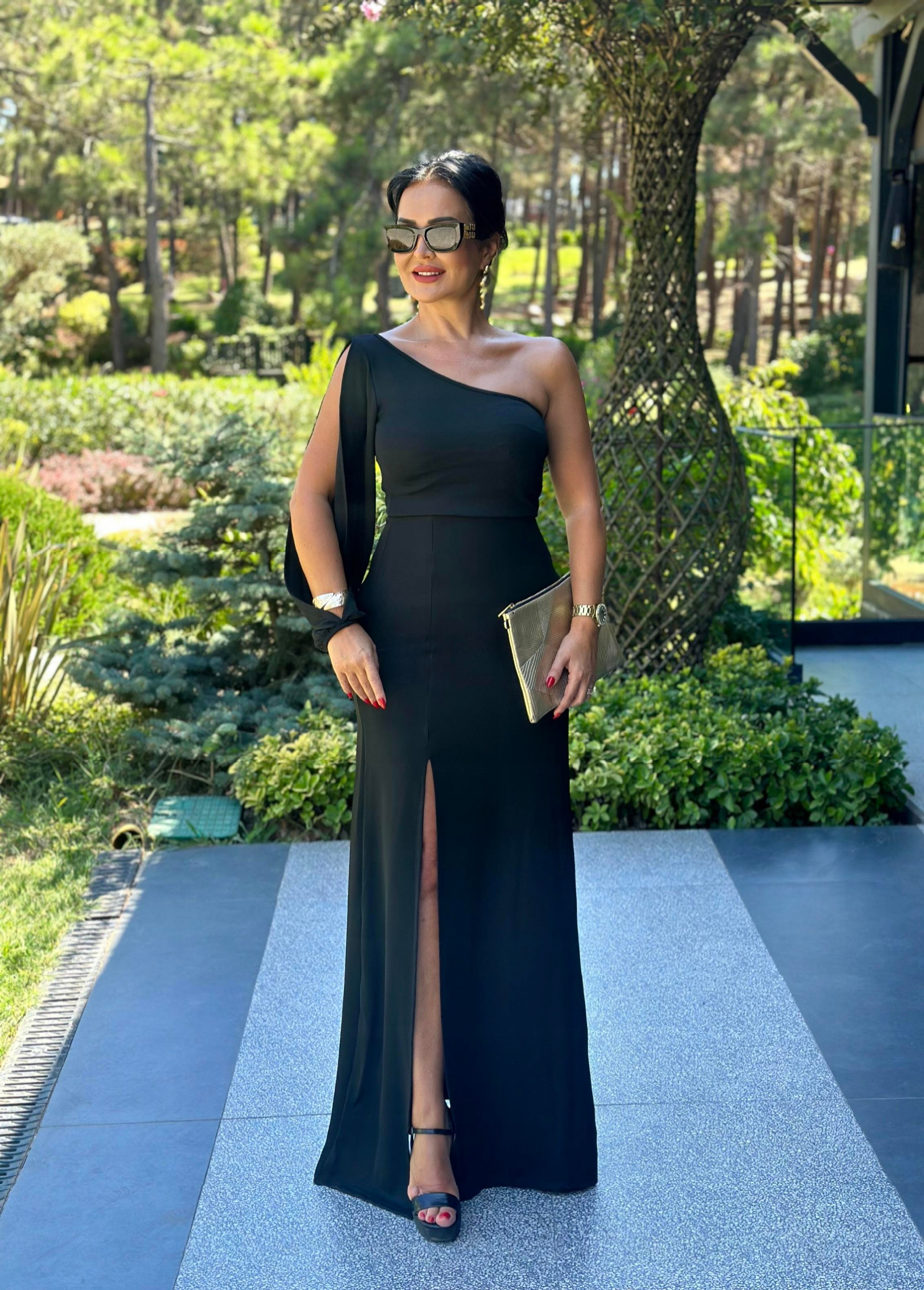 4389 Lunaria Kol  Detaylı Siyah Yırtmaçlı Elbise 4389