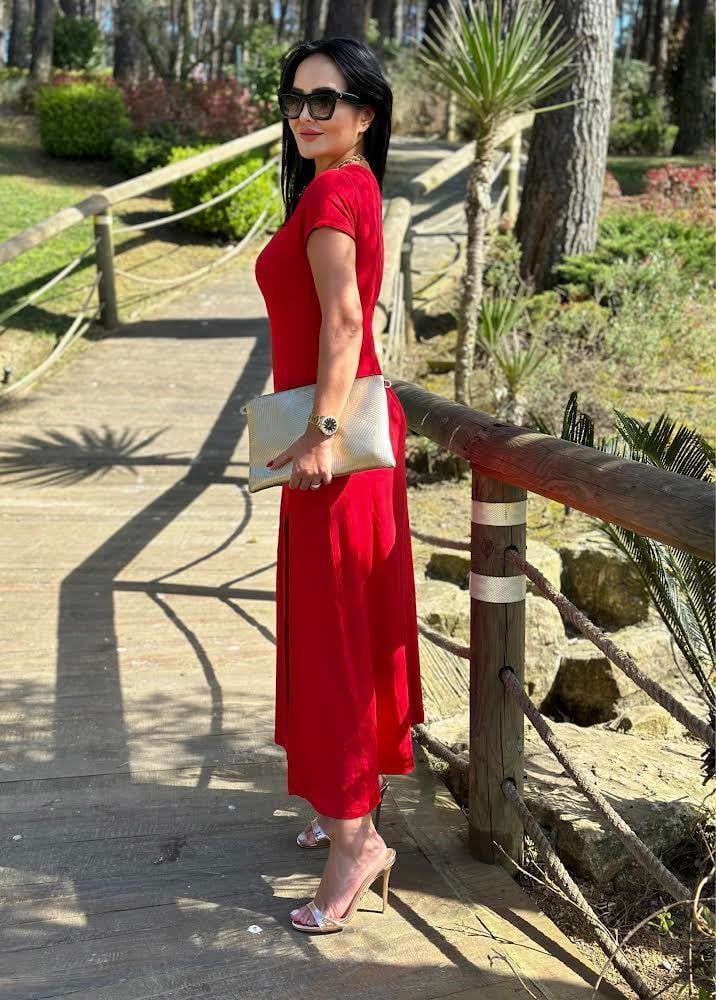 4486 V yaka yırtmaçlı  kırmızı elbisehyshsywsyw